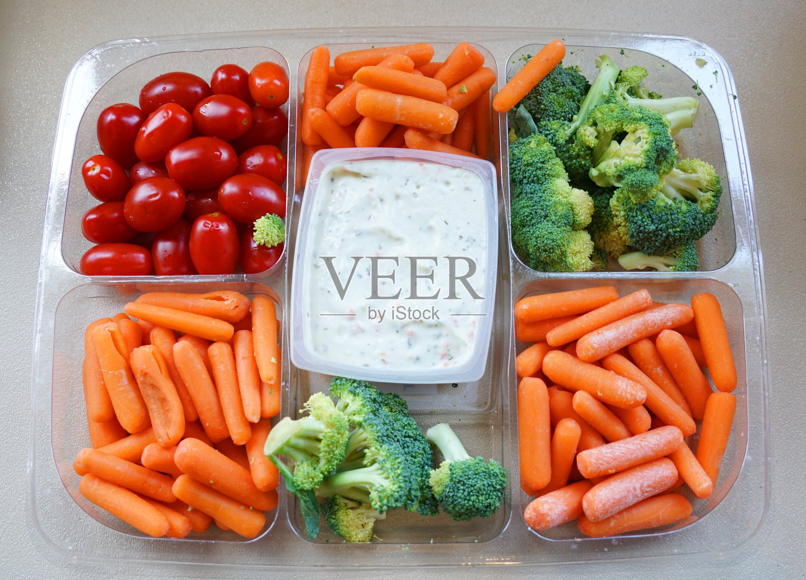 塑料托盘里的新鲜蔬菜沙拉和酱料的俯视图照片摄影图片