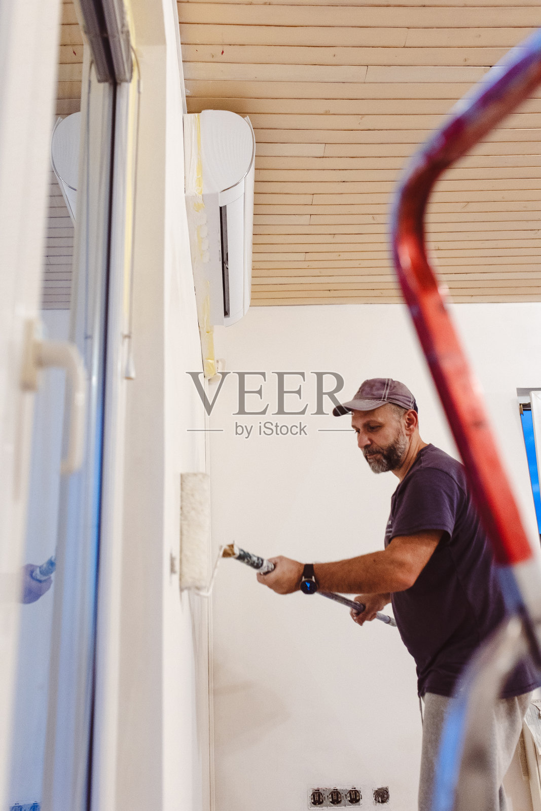 油漆工正在用油漆滚筒工作照片摄影图片