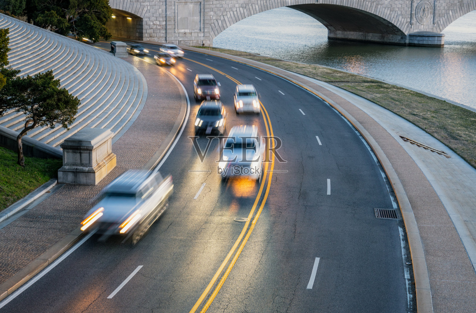晚间通勤交通照片摄影图片