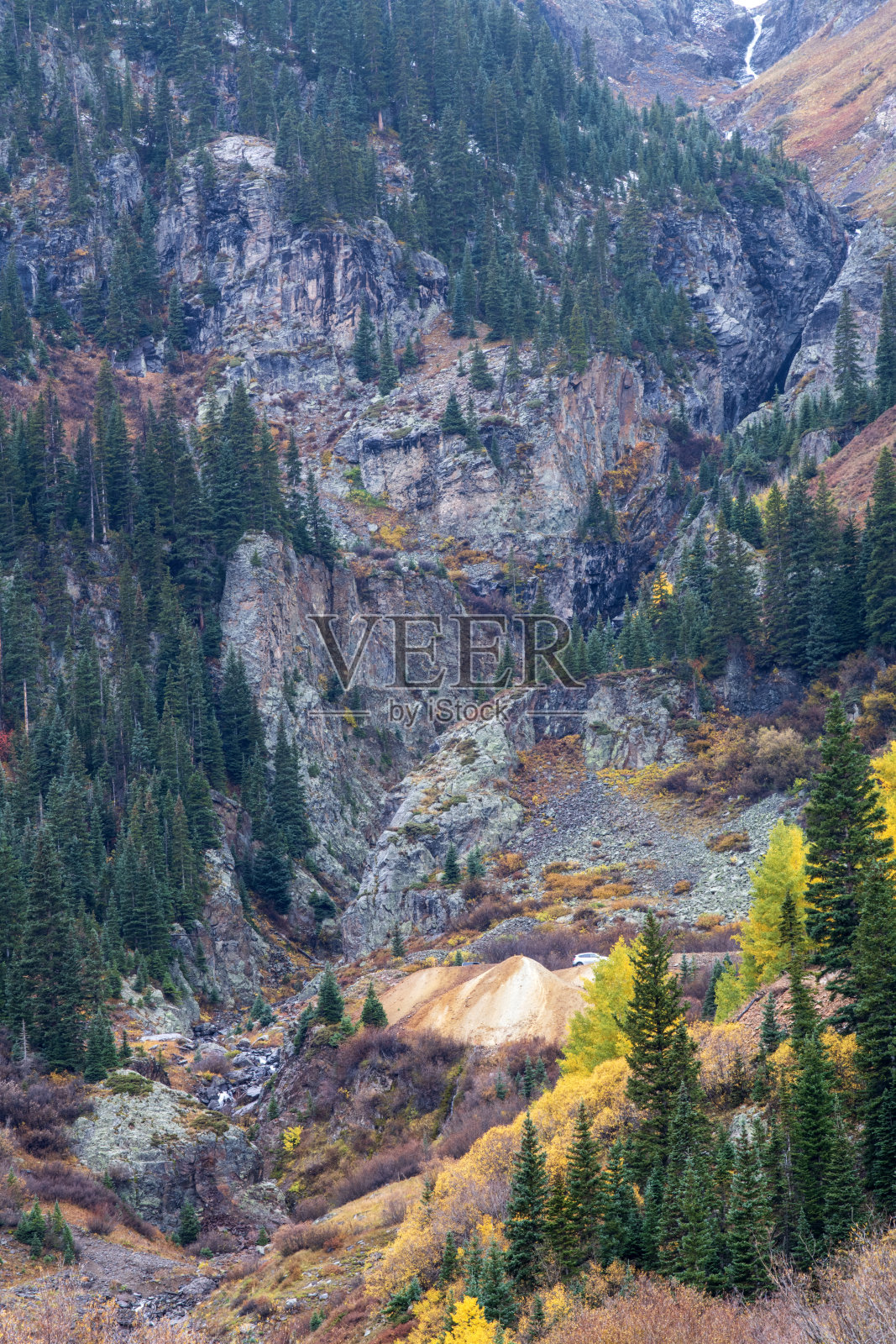 秋天的红山山口风景照片摄影图片