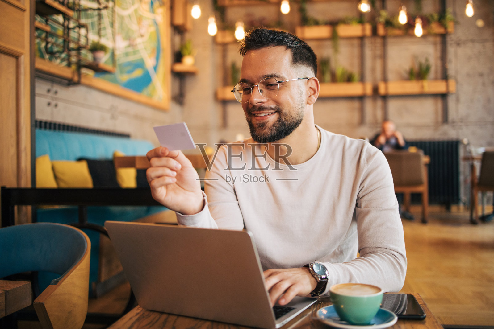 一个在笔记本电脑上工作的商人。照片摄影图片