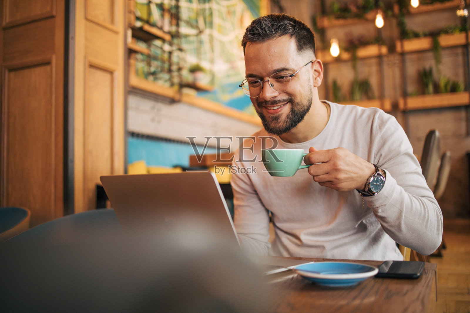 一个在笔记本电脑上工作的商人。照片摄影图片