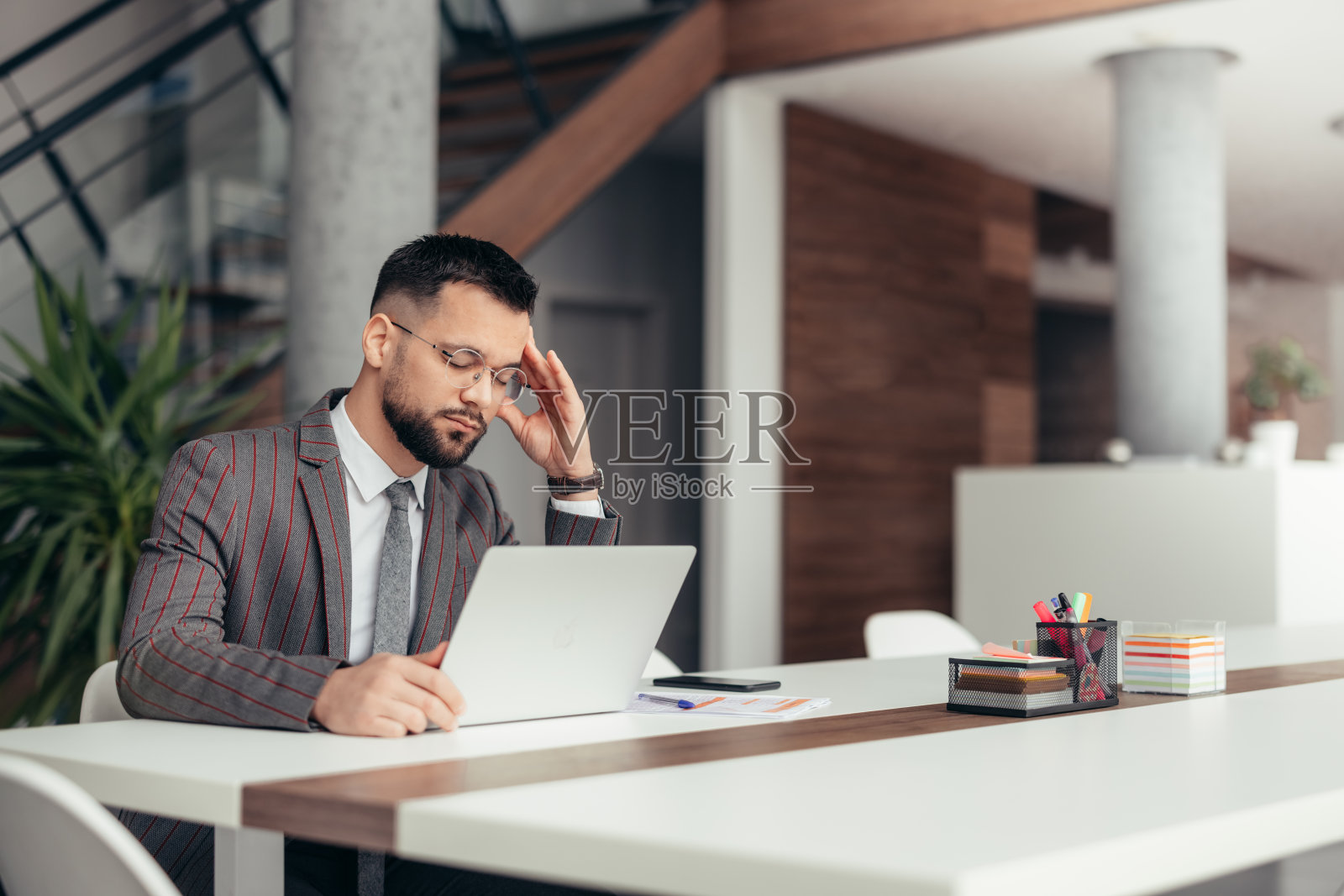 忧心忡忡的商人照片摄影图片