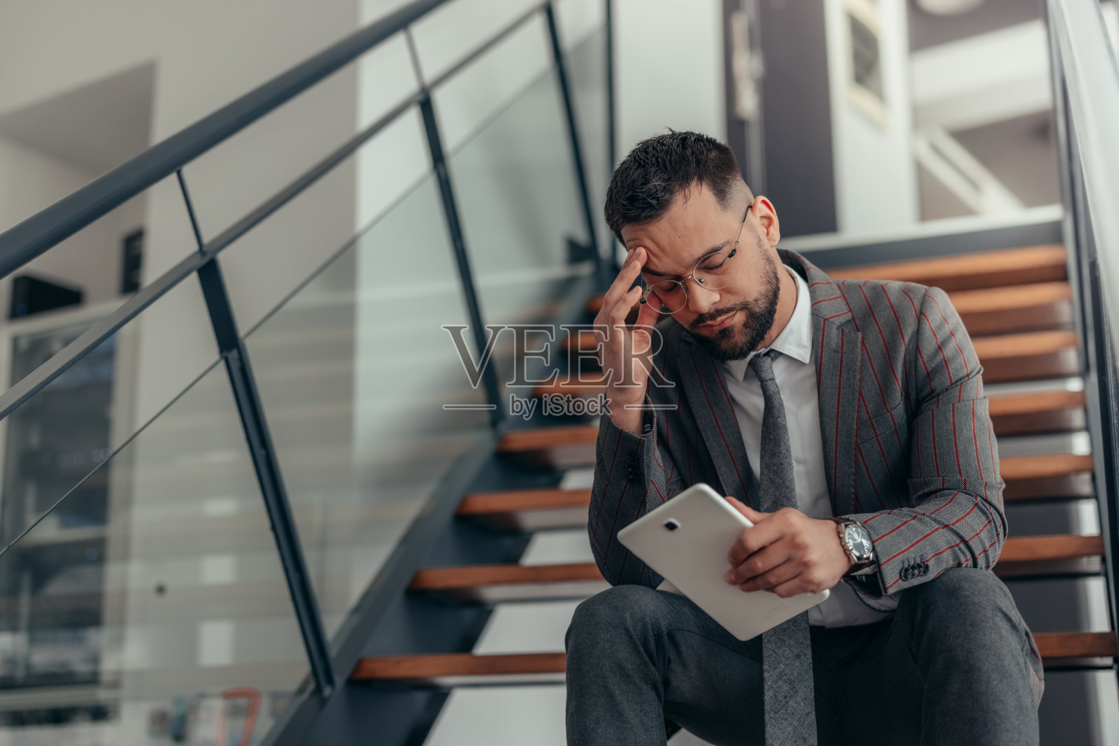 焦虑疲惫的商人照片摄影图片