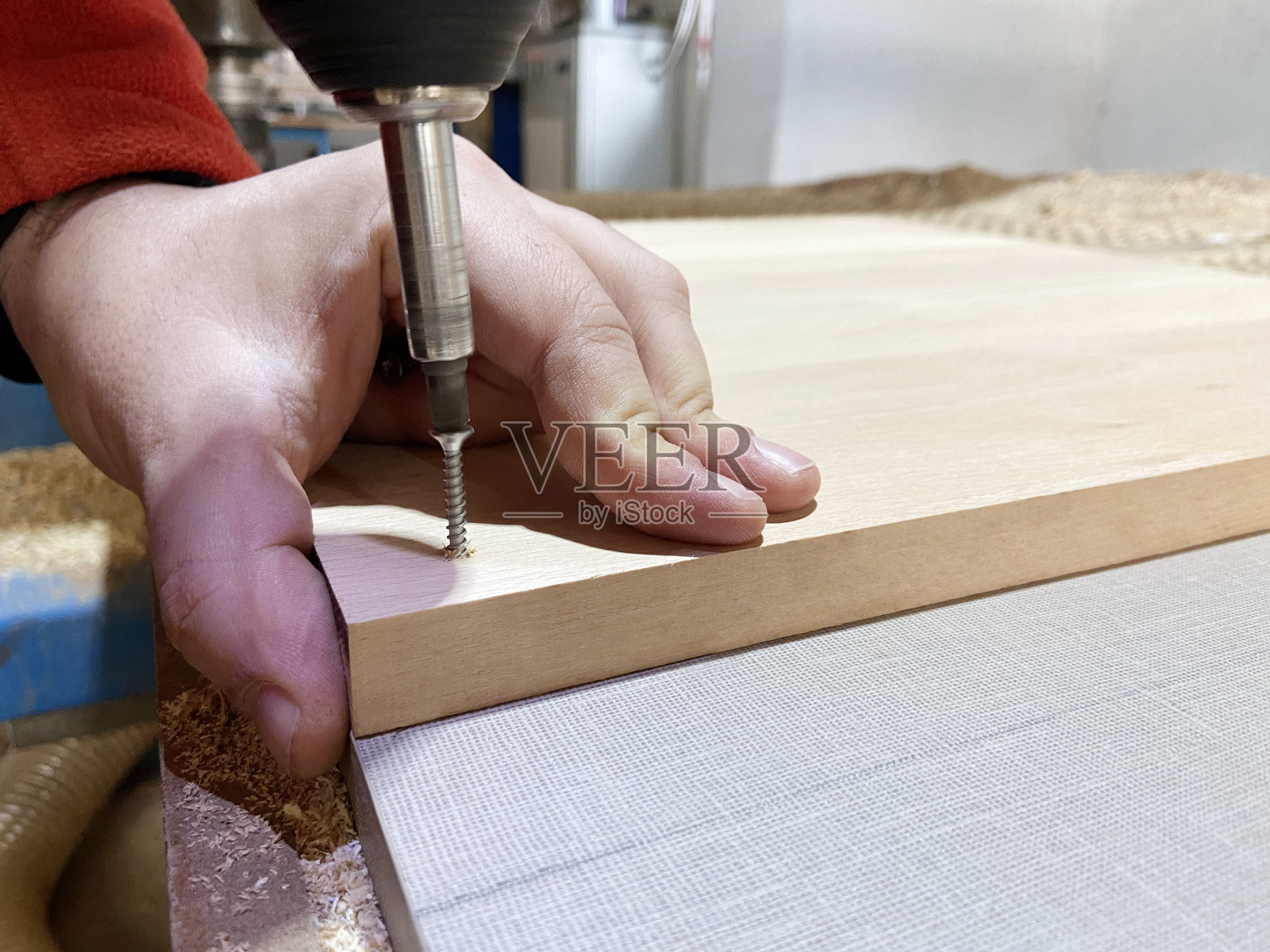 木匠使用电钻照片摄影图片