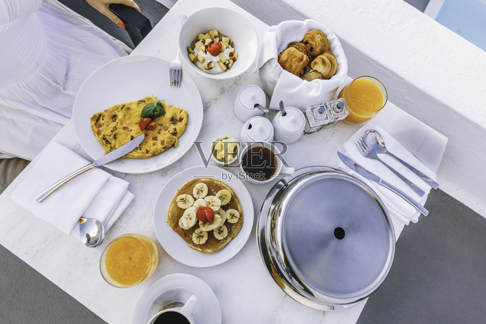 在圣托里尼岛享受丰盛的早餐照片摄影图片