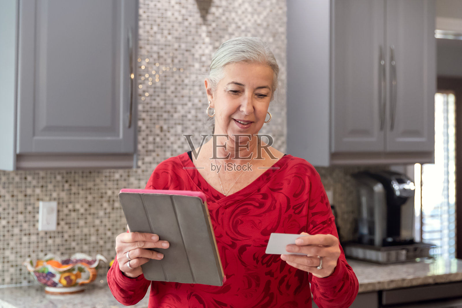 女人在厨房用平板电脑购物照片摄影图片