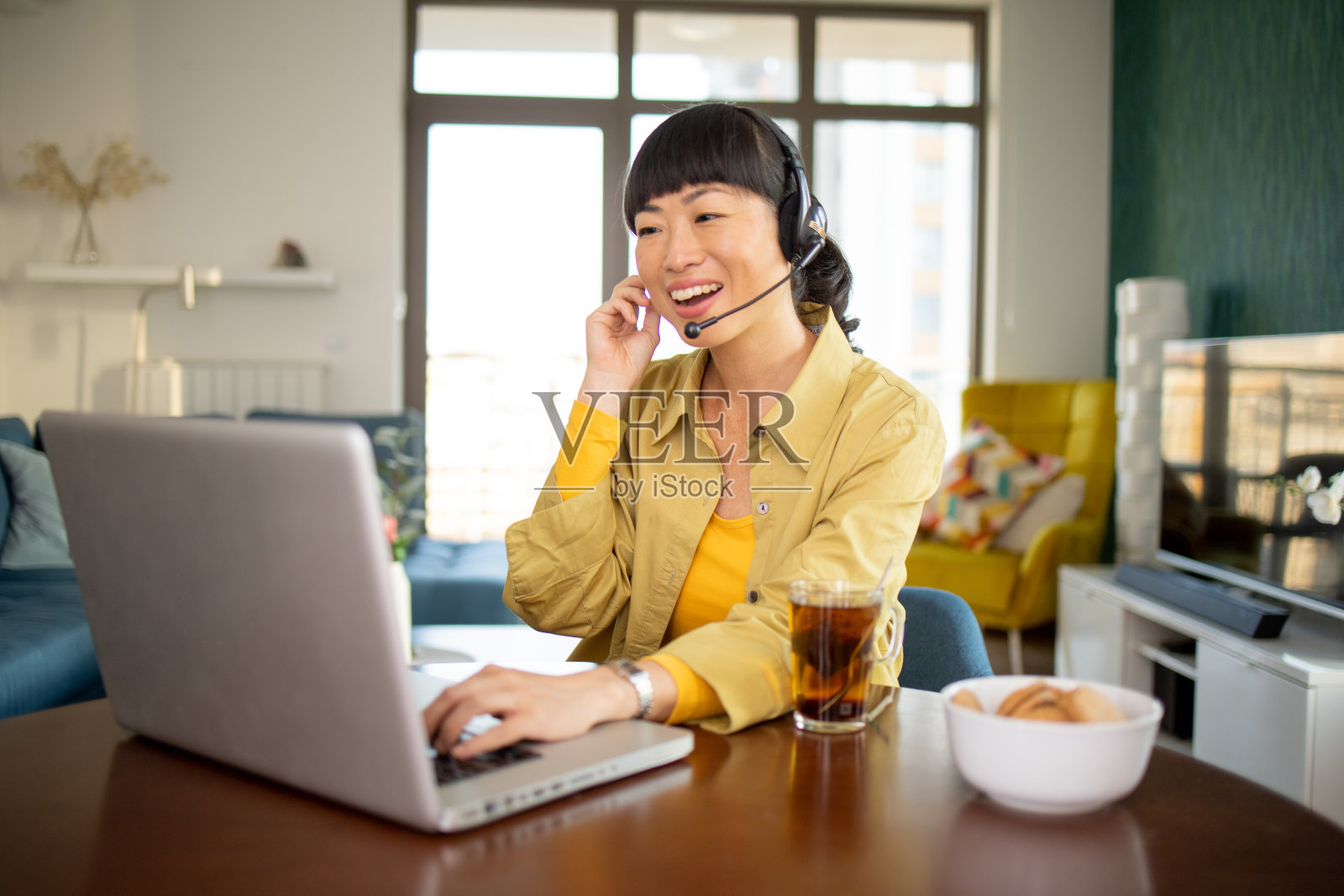 女人正在用笔记本电脑工作照片摄影图片