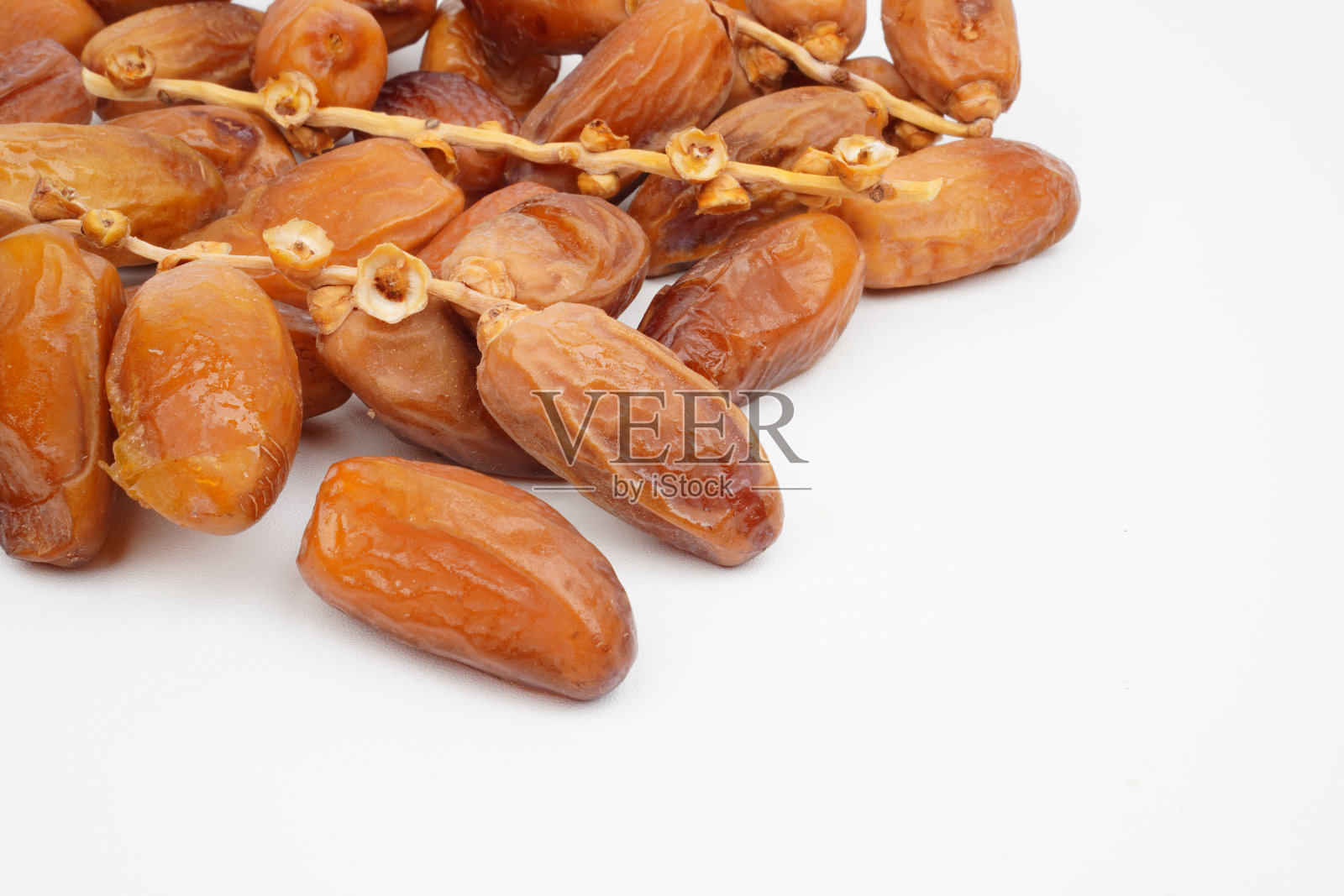 在白色背景上孤立的干枣子照片摄影图片