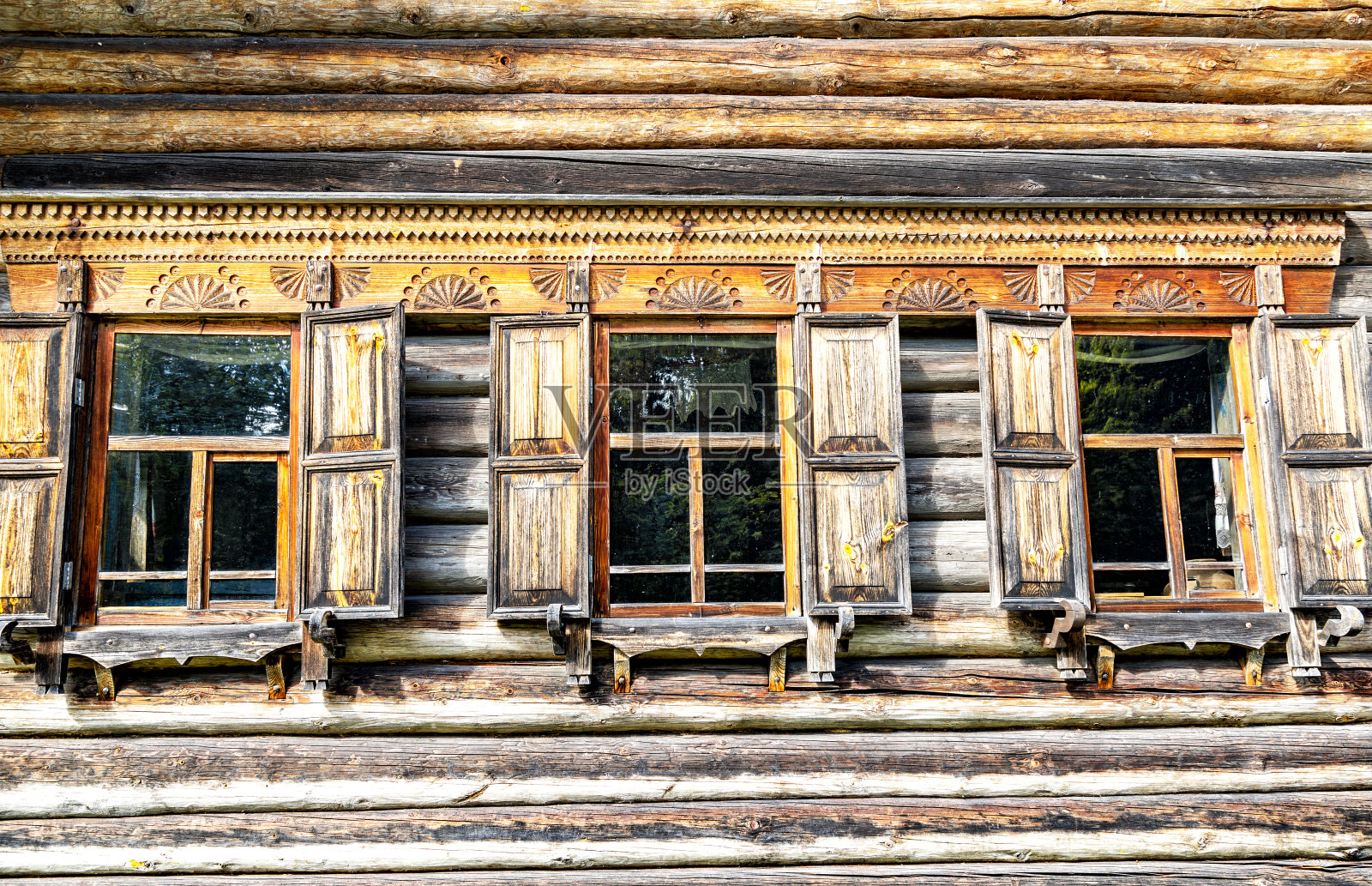 传统俄罗斯木屋的窗户，有雕刻的木制装饰照片摄影图片