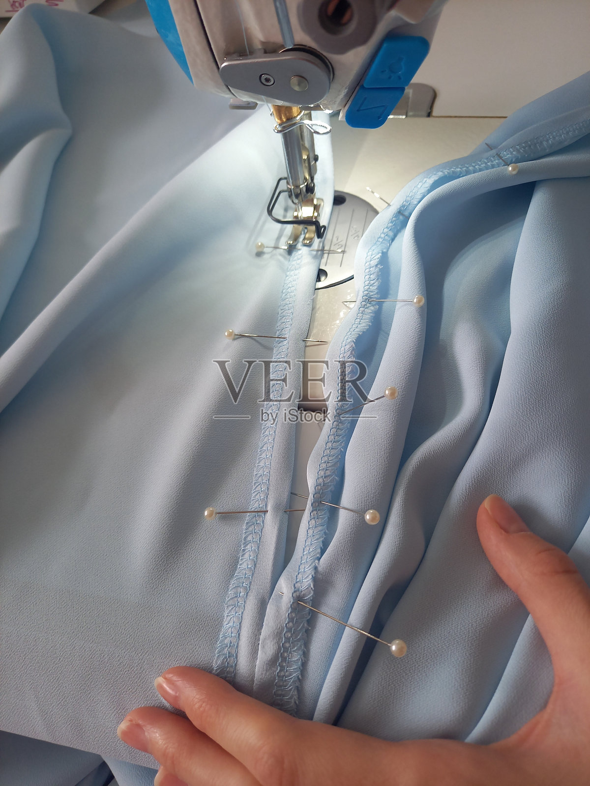 在家缝制丝绸连衣裙照片摄影图片