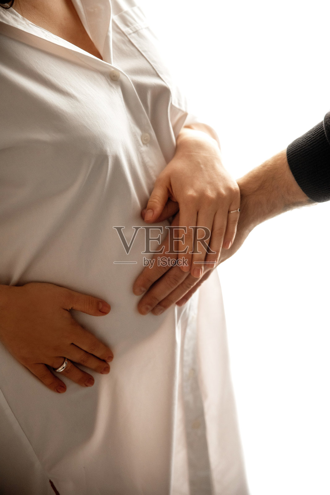 夫妻托着孕妇的肚子照片摄影图片