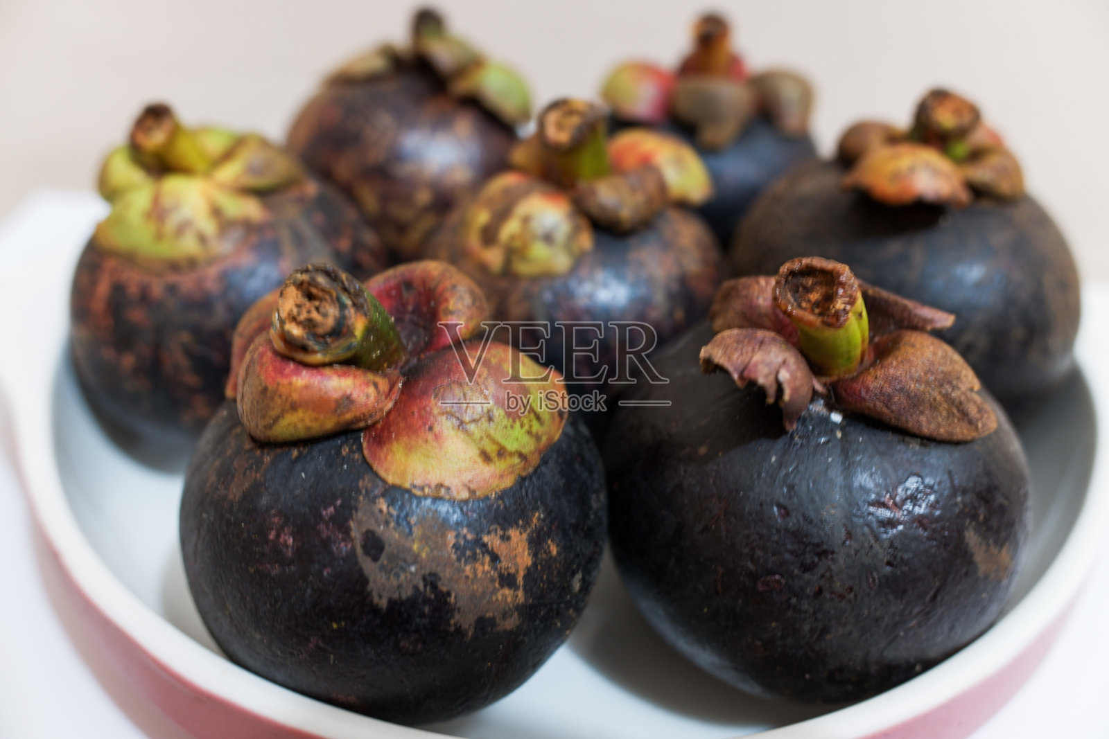 热带水果山竹在一个白色的盘子照片摄影图片