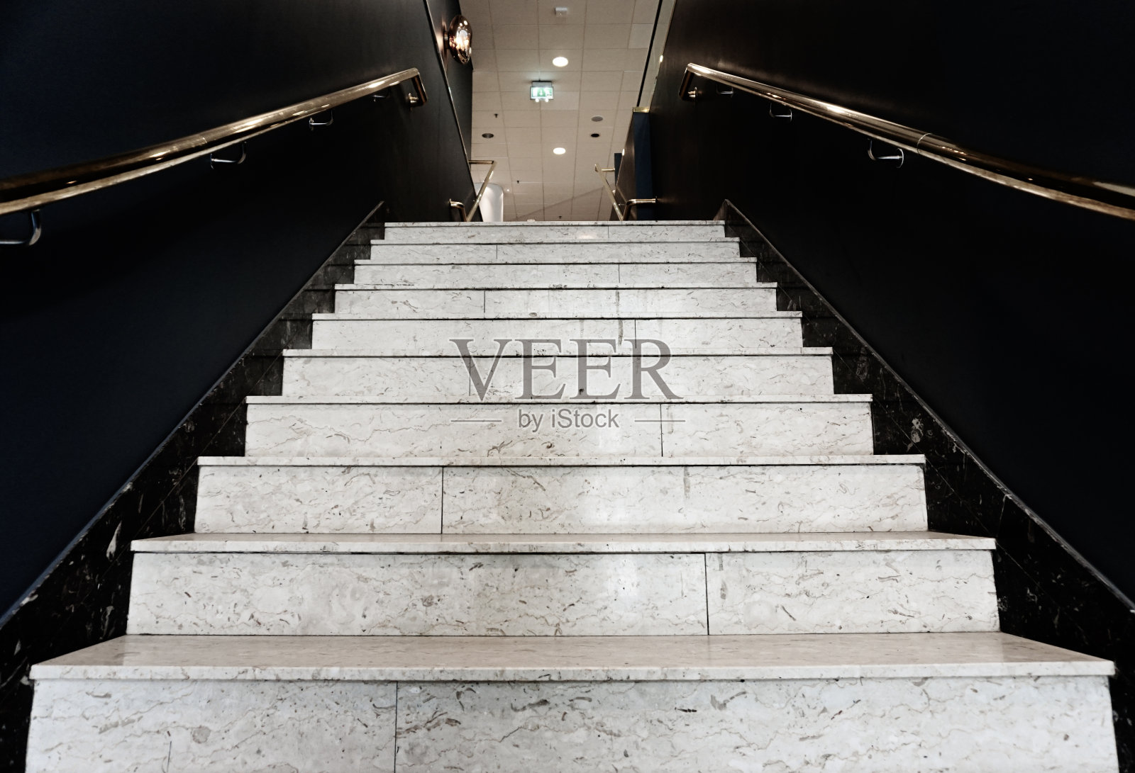 楼梯的低角度视图照片摄影图片