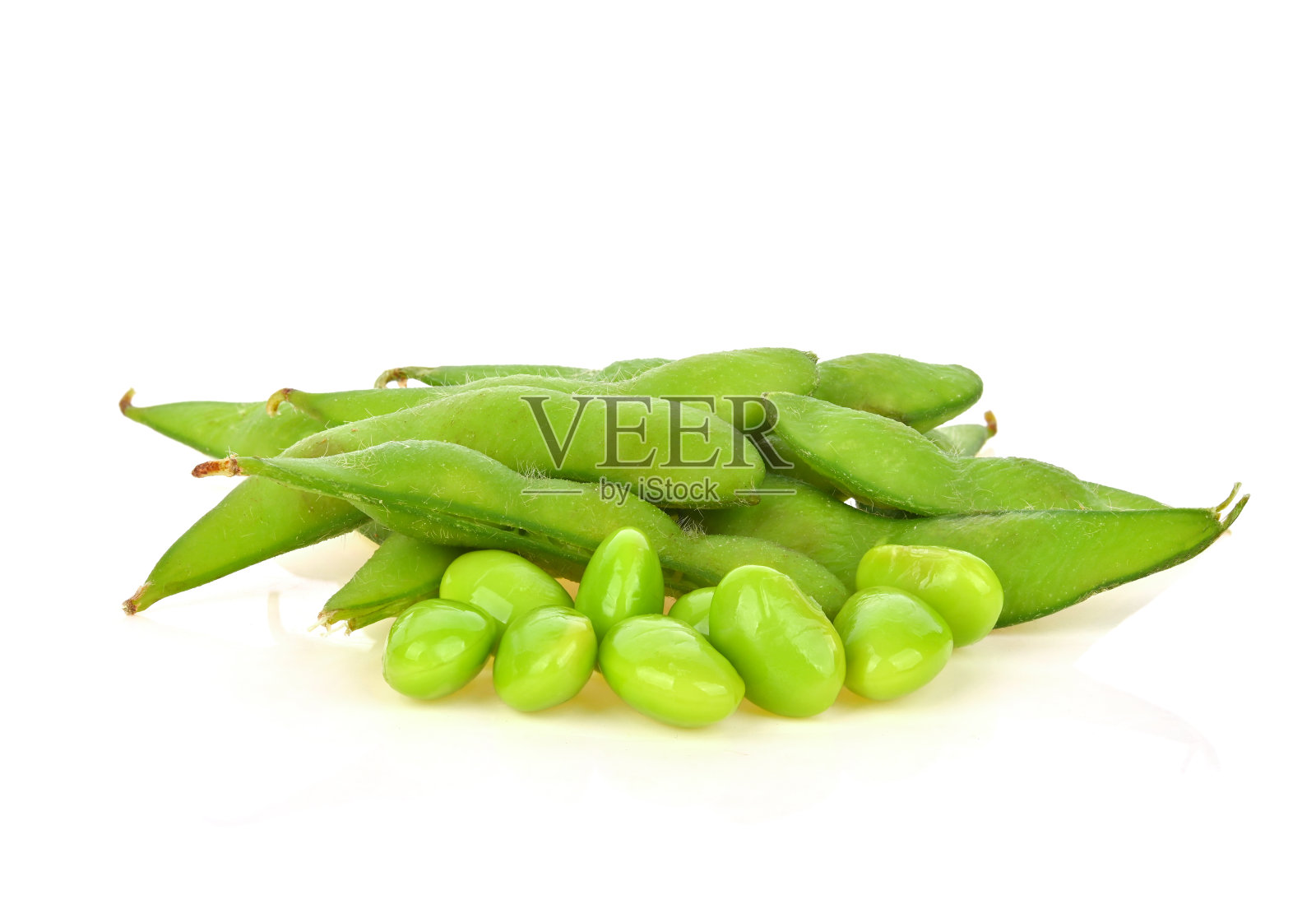 绿色大豆，毛豆分离于白色背景照片摄影图片