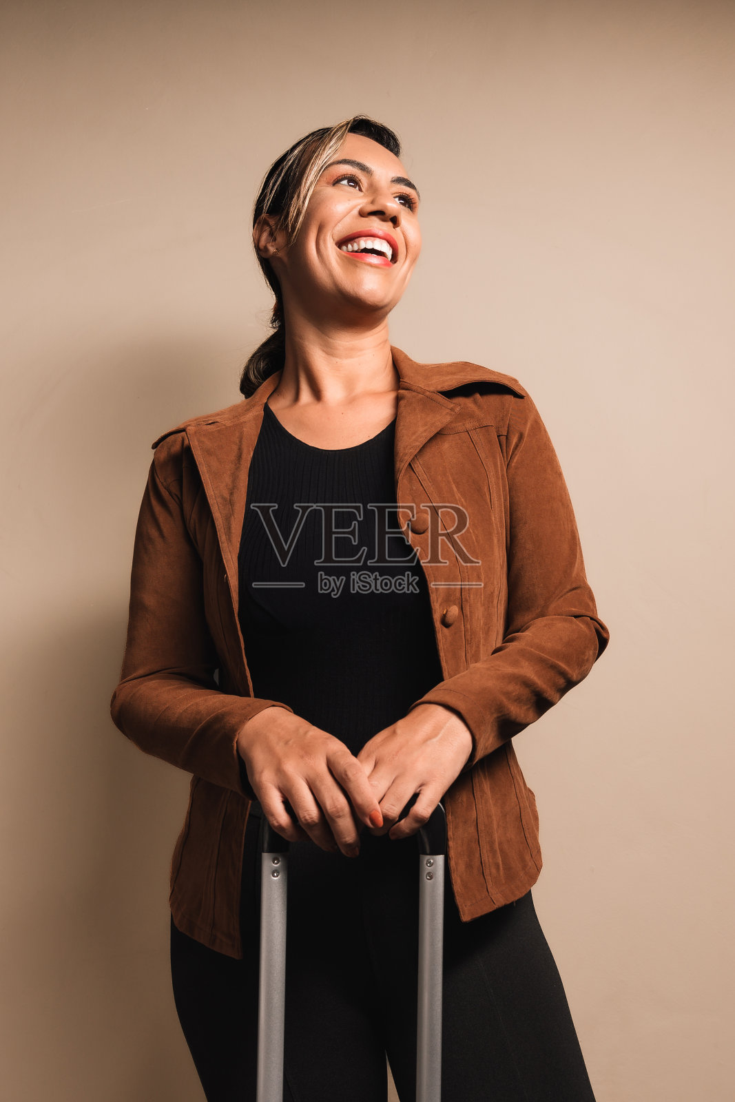 准备旅行的女商人照片摄影图片