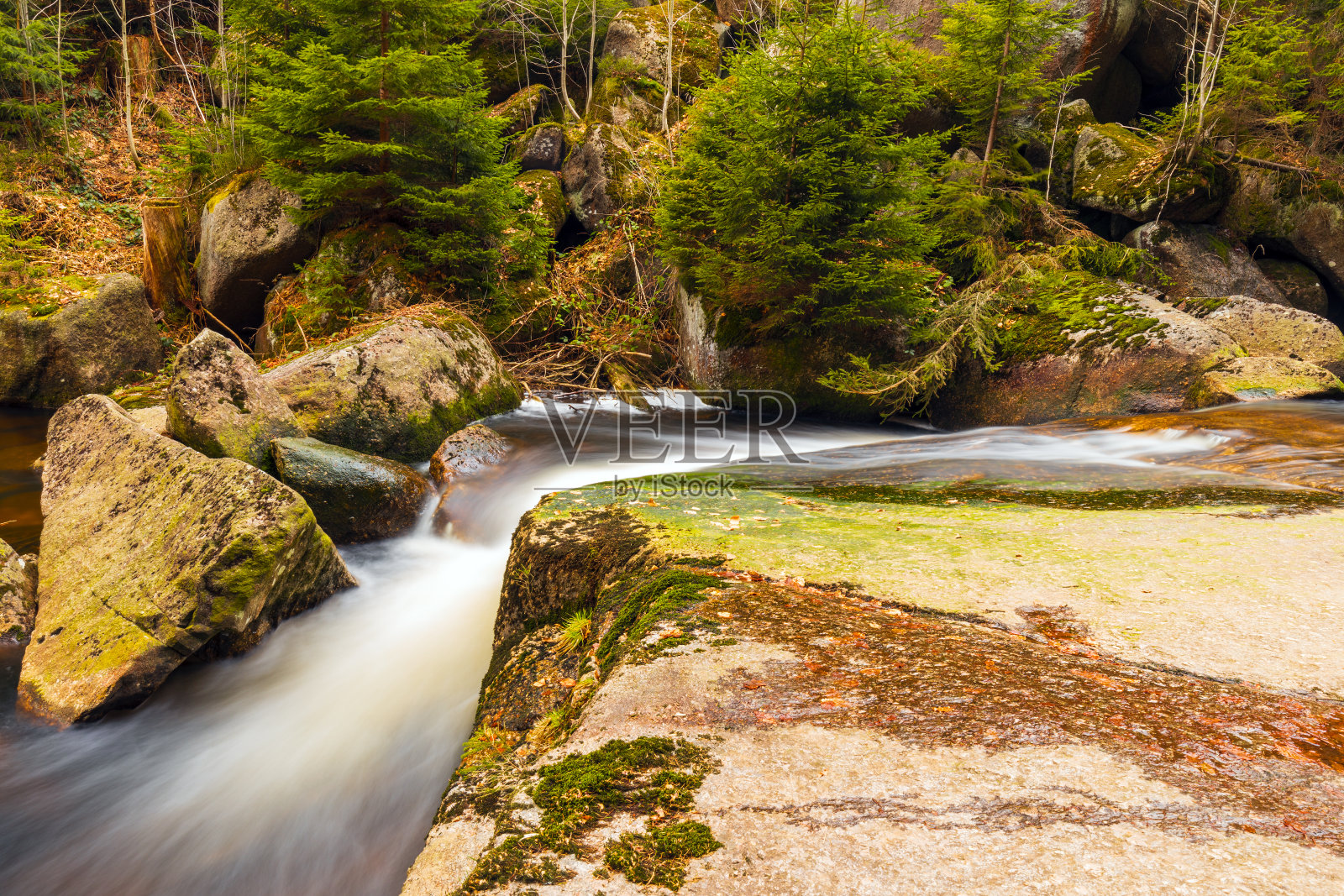 一个美丽的景色，一个浪漫的溪流在一个狂野的山谷照片摄影图片