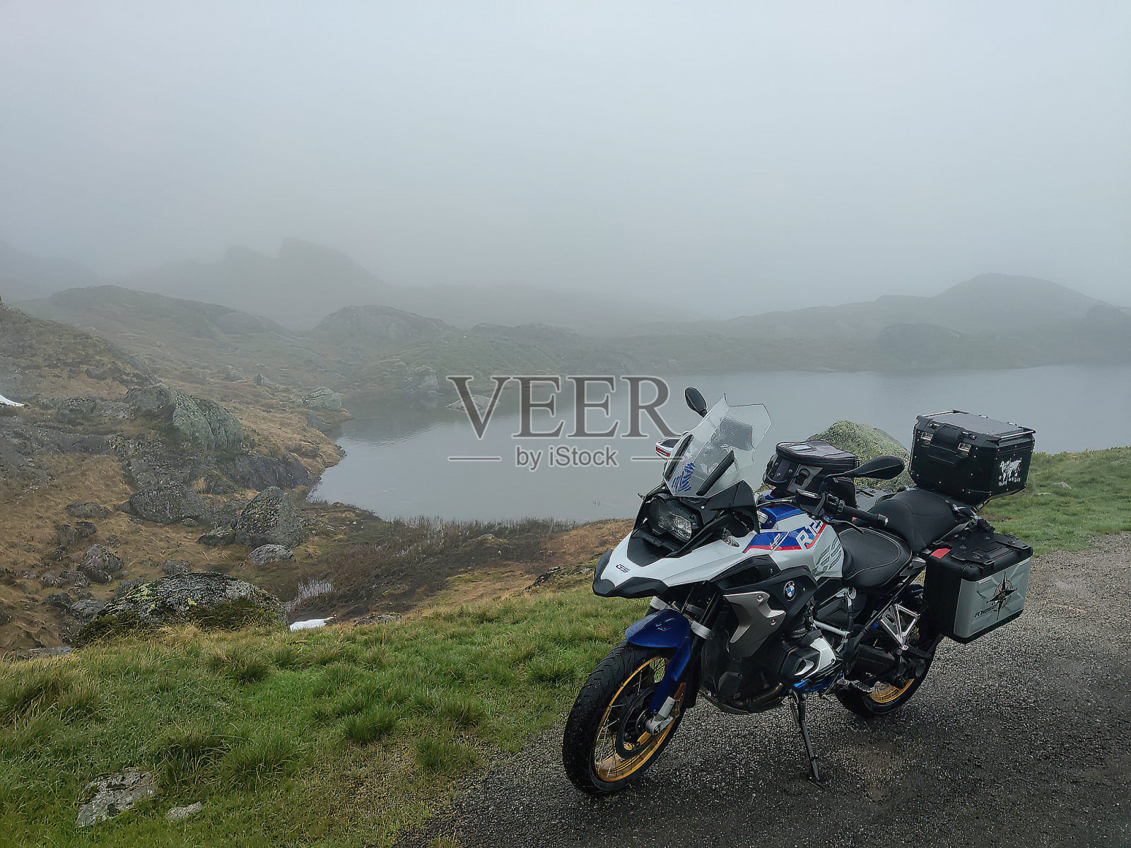 宝马R 1250 GS在挪威的一个大雾湖前照片摄影图片