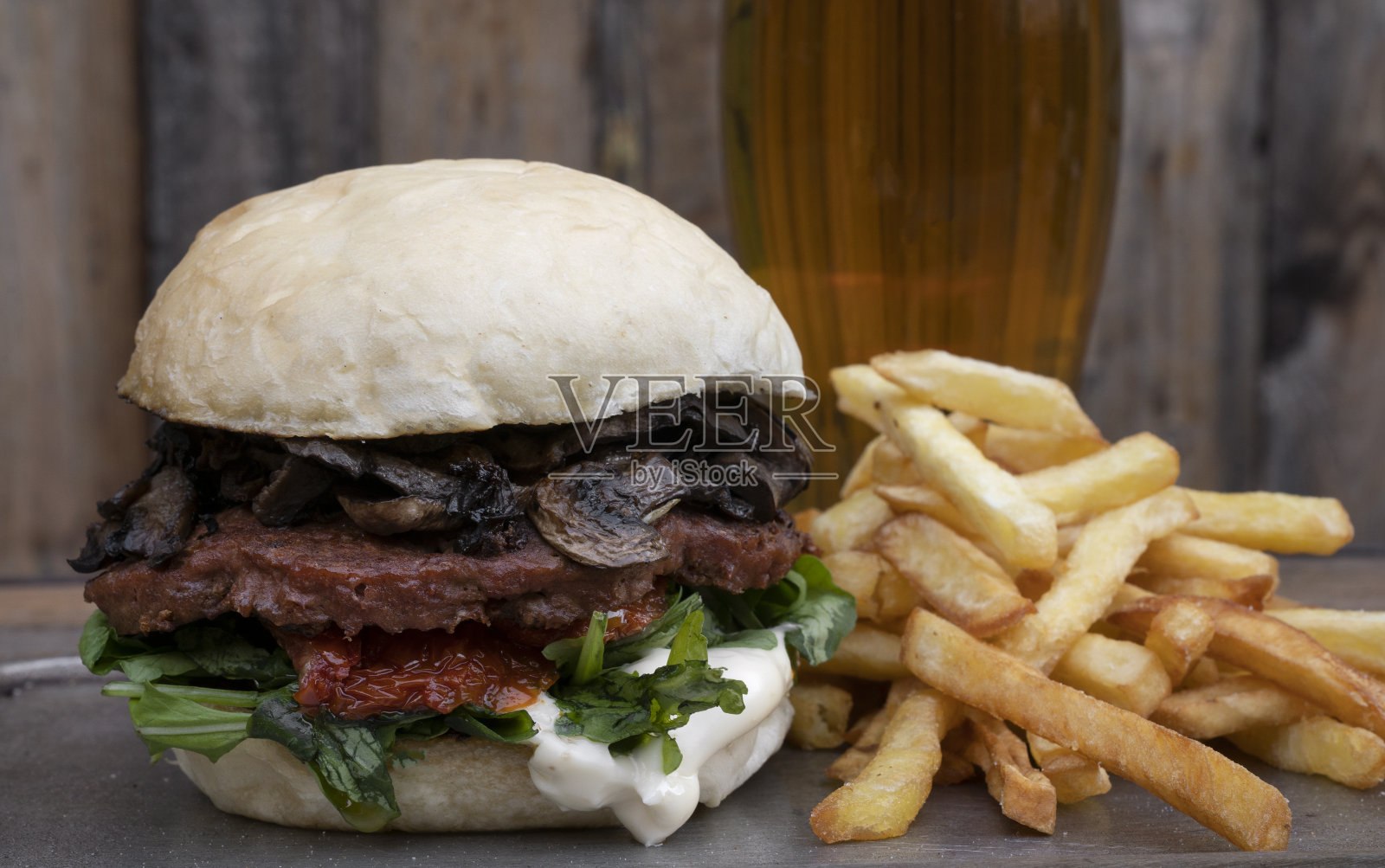 美味的汉堡配薯条和啤酒照片摄影图片