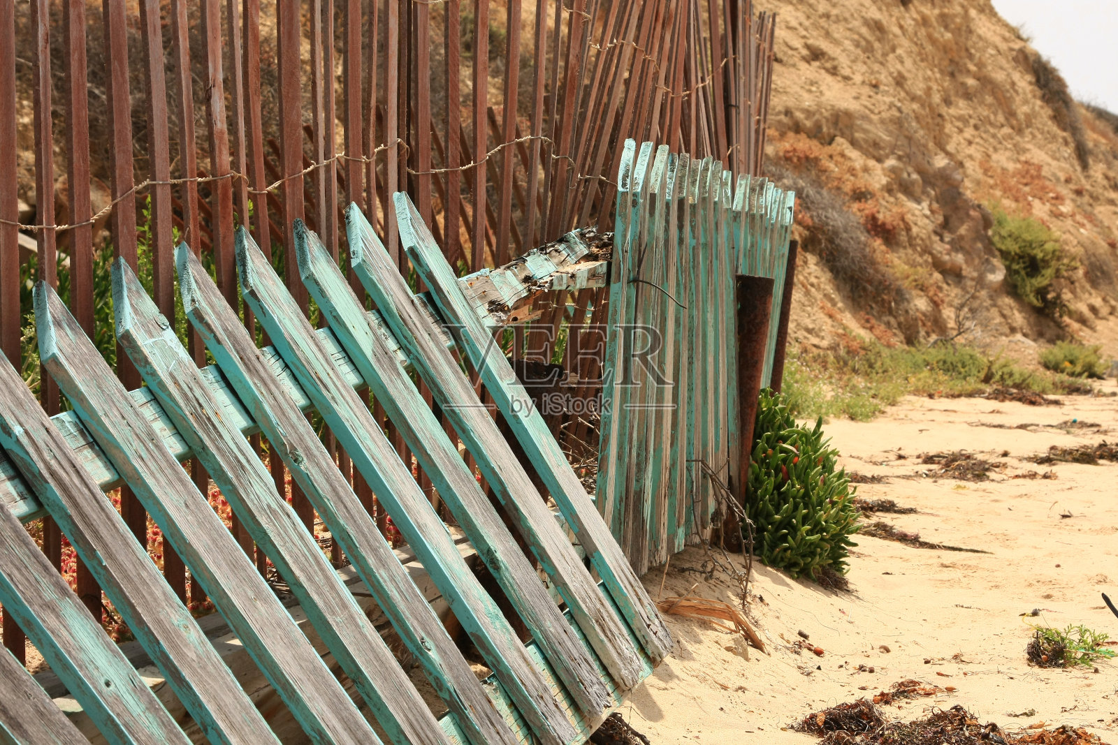 老旧的绿色围栏照片摄影图片