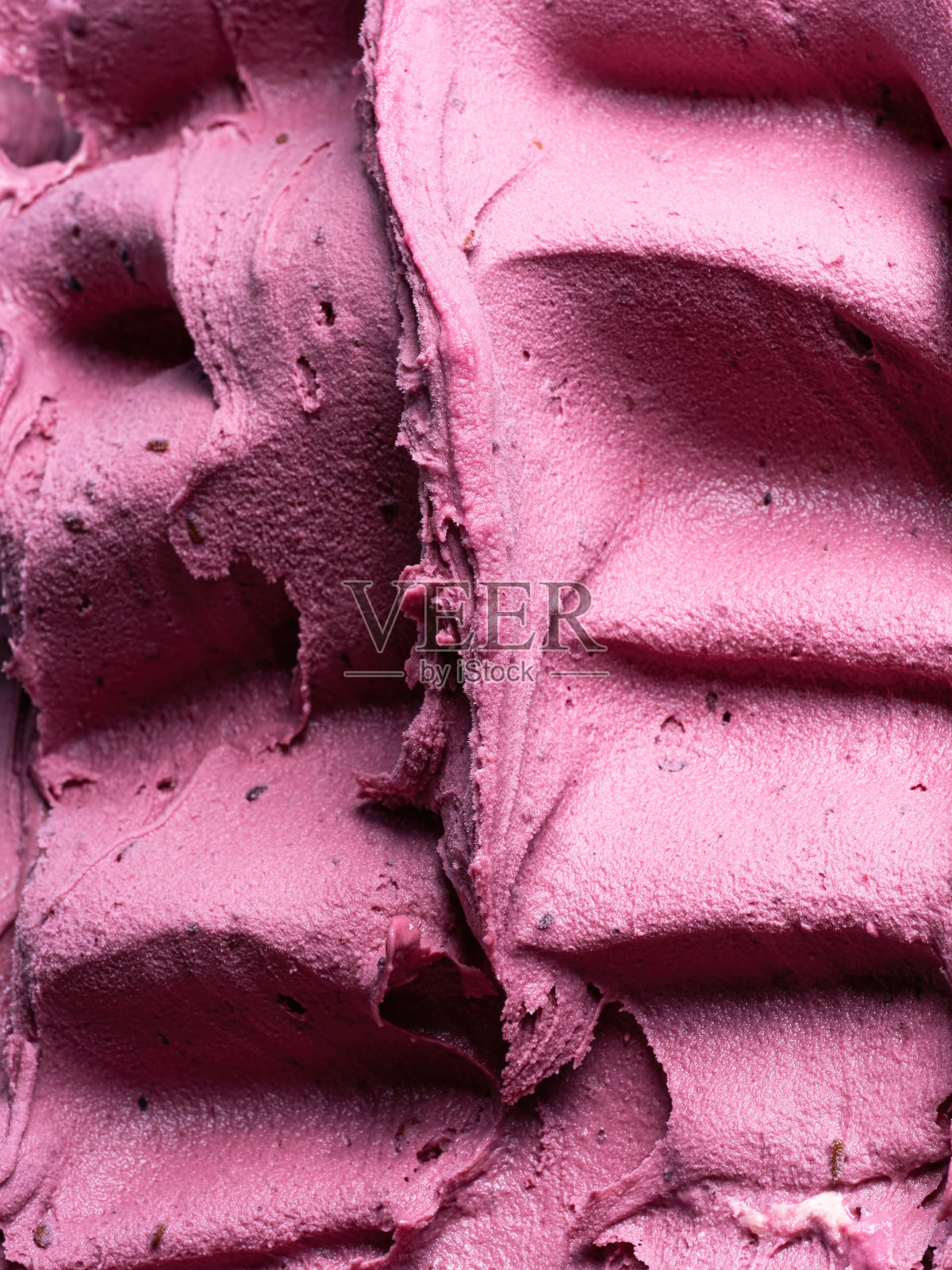 冷冻黑加仑味冰淇淋-完整的框架细节的冰沙。冰淇淋的特写。照片摄影图片