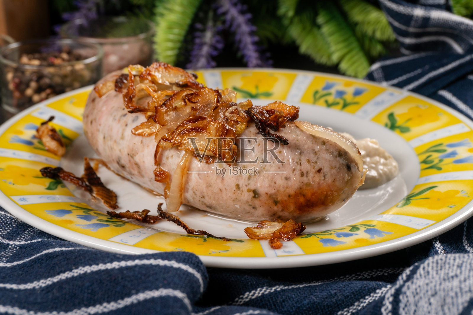 洋葱炒白香肠。照片摄影图片