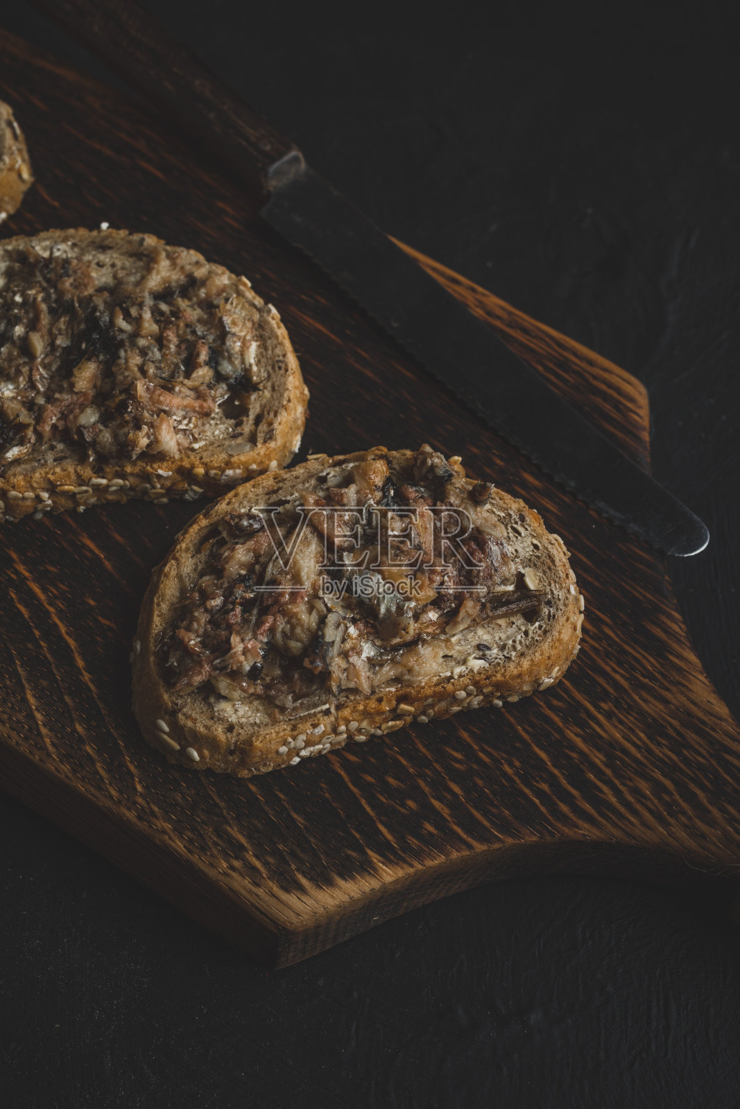 几片杂粮面包加sprats。照片摄影图片