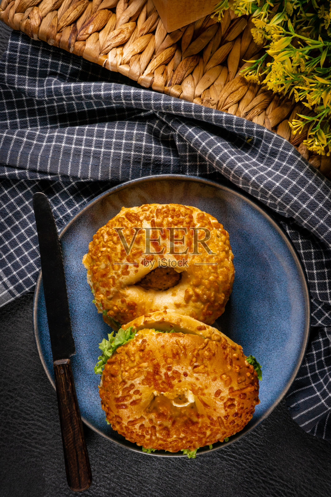 早餐三明治加百吉饼。照片摄影图片