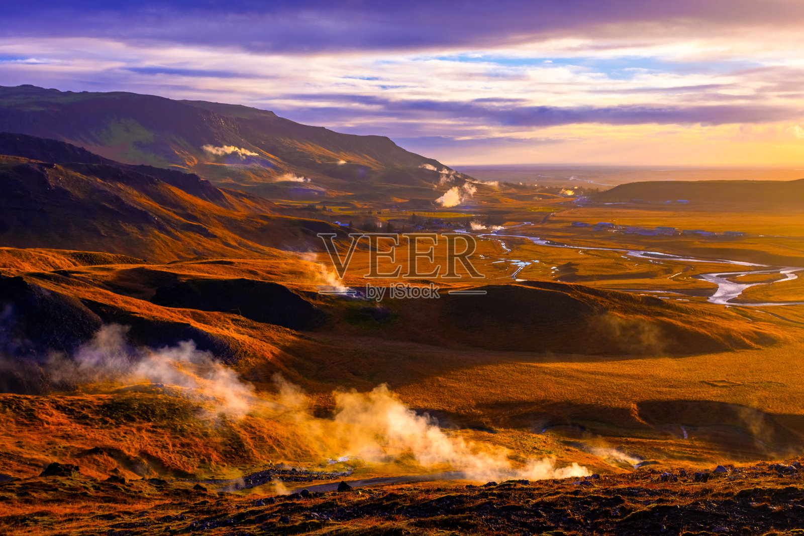 冰岛雷克雅达鲁尔的火山景观，有天然温泉的蒸汽山谷照片摄影图片