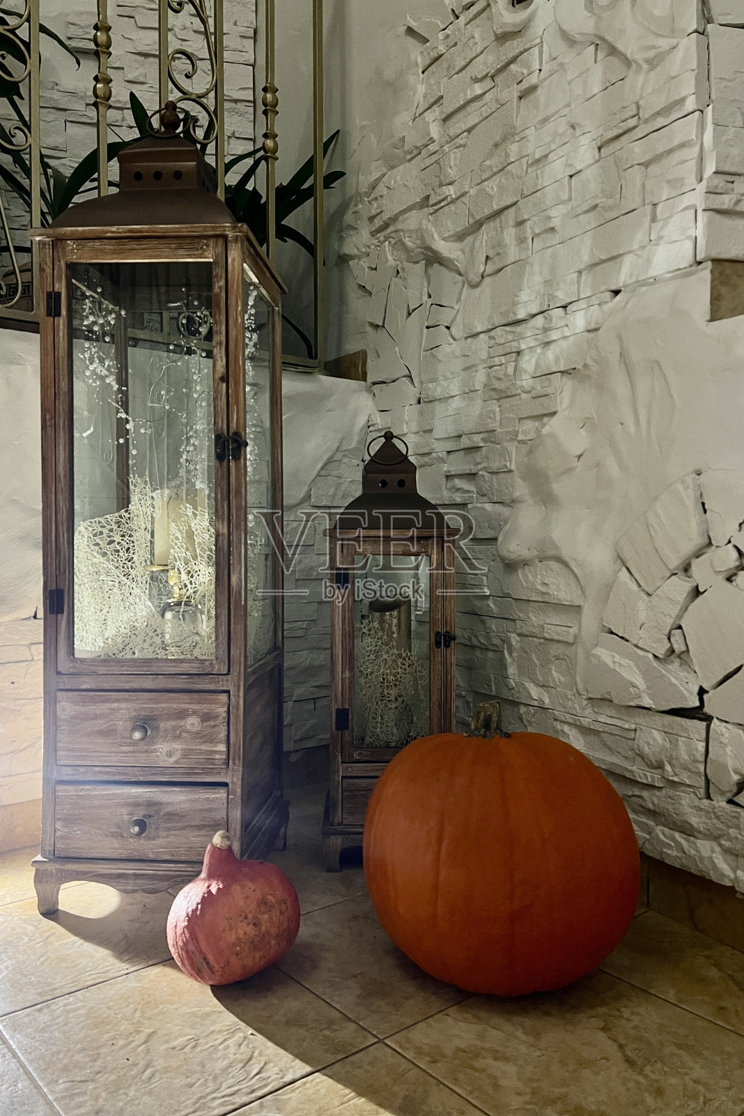 秋天静物与南瓜和灯笼在乡村风格照片摄影图片