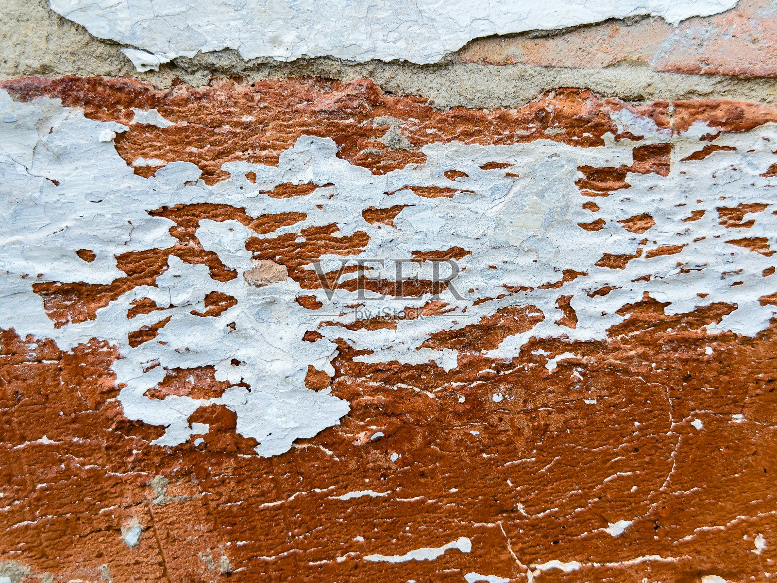 红砖墙上有白色剥落的旧画照片摄影图片