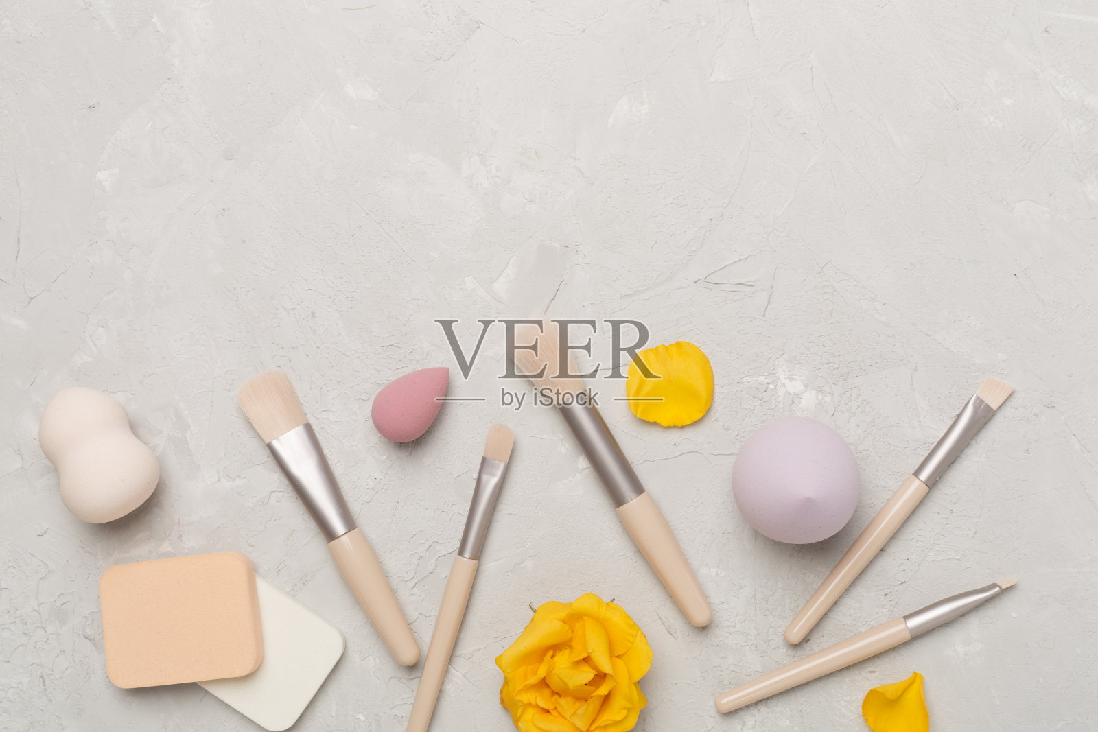 化妆刷和海绵在混凝土背景上，俯视图照片摄影图片