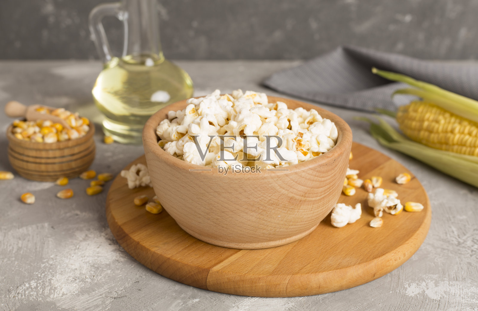 用木桌上的配料制作爆米花照片摄影图片