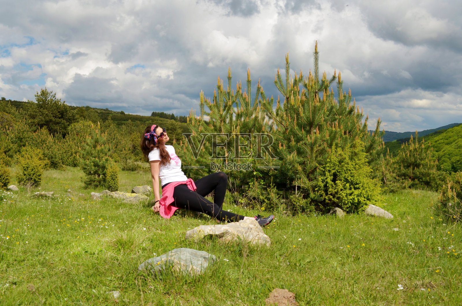女人坐在夏天的山上照片摄影图片