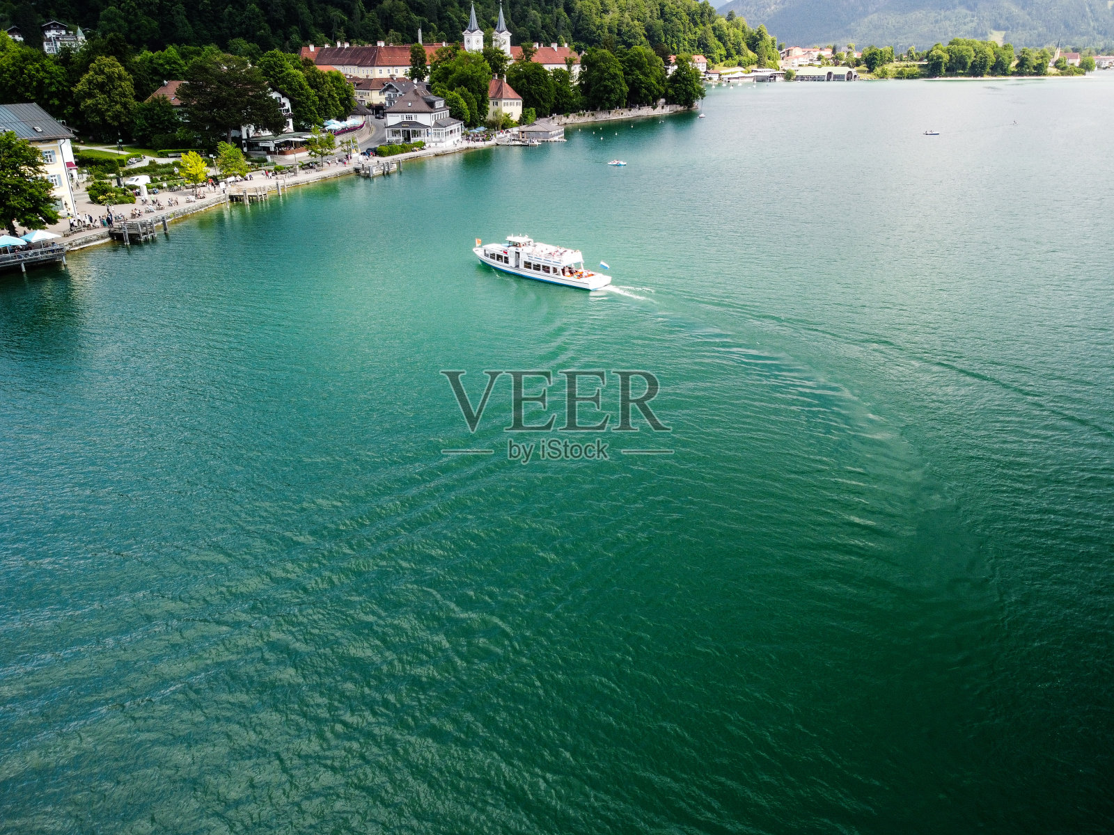 从著名的莫尔特拉西奥海滨村庄欣赏科莫湖的美景照片摄影图片