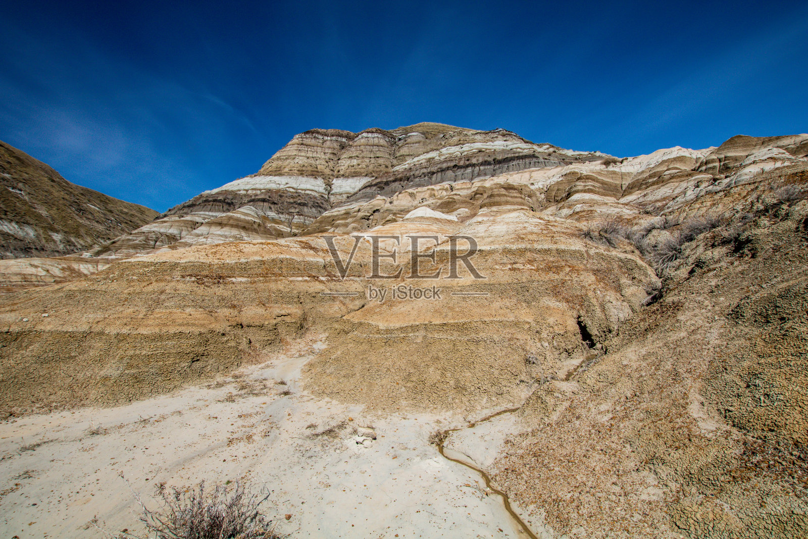 晚春时节，在加拿大阿尔伯塔省德拉姆海勒的马窃峡谷，地面上仍有雪照片摄影图片