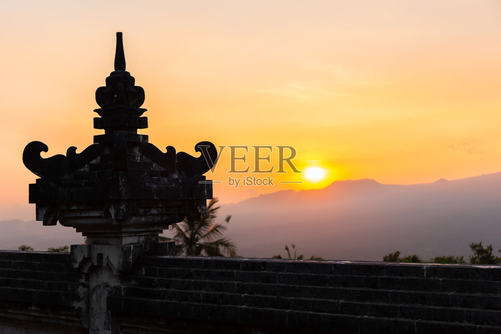 从巴厘岛Lempuyang寺看日落照片摄影图片