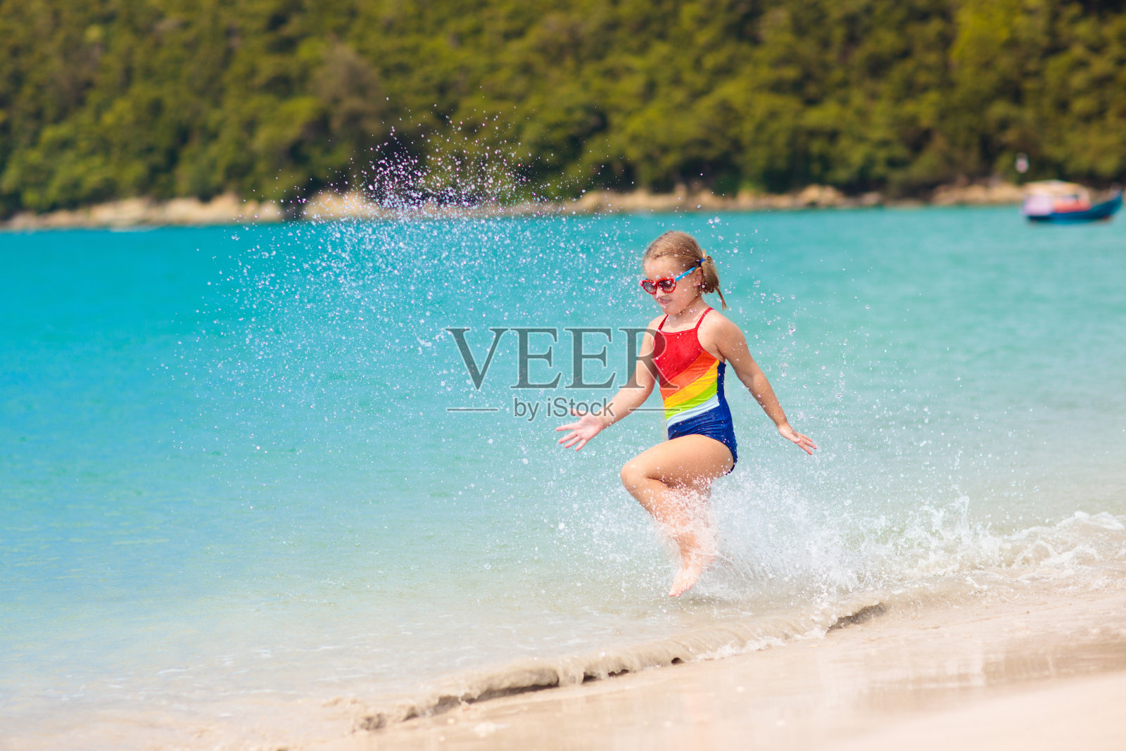 孩子们在沙滩上玩耍。孩子们在海上玩耍。照片摄影图片