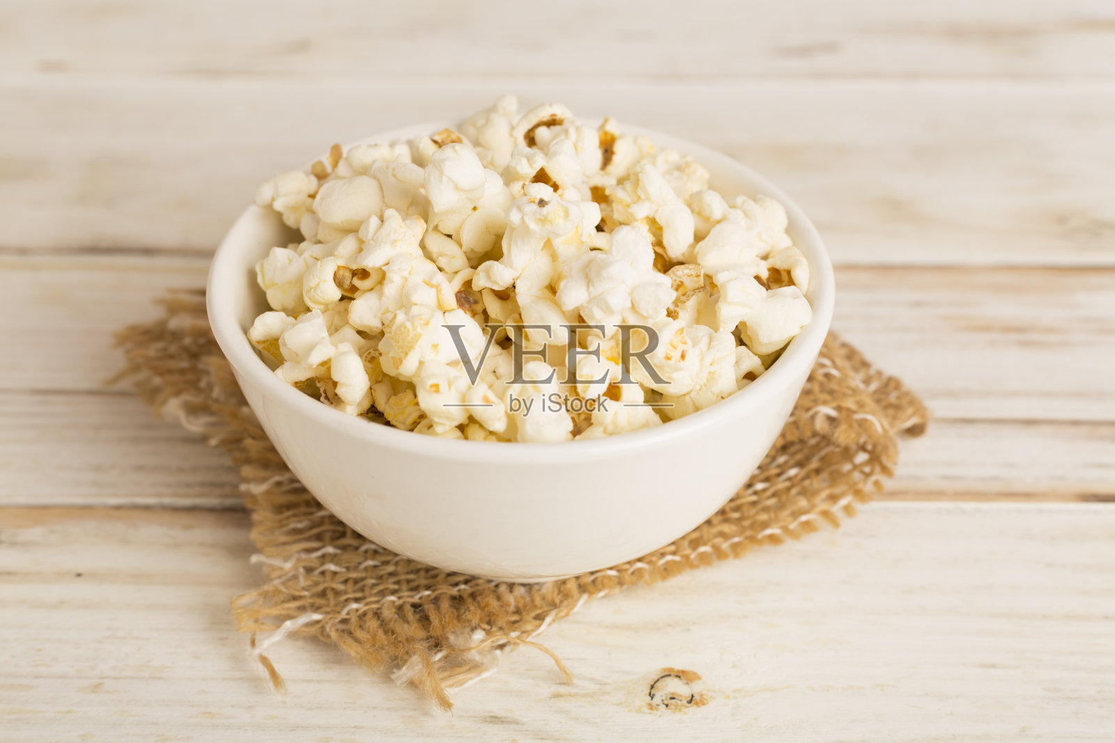 在木桌上准备了碗里的爆米花照片摄影图片