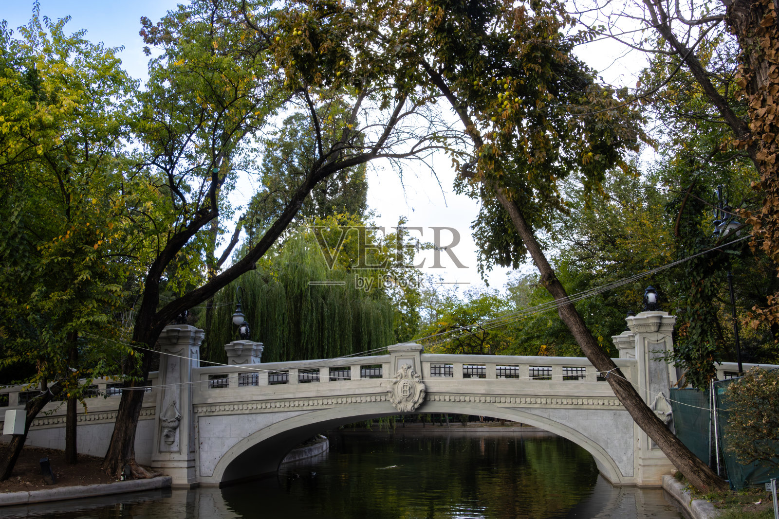 位于罗马尼亚布加勒斯特市中心的著名公园——西米丘花园中的西米丘湖上的桥照片摄影图片