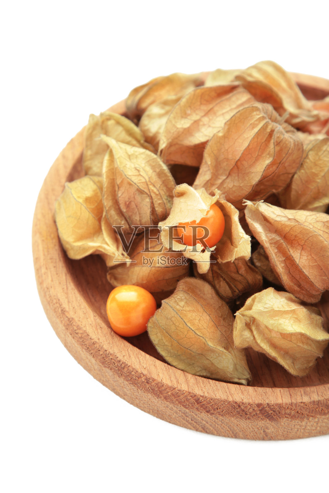 白底分离薄荷盘上的紫浆果。照片摄影图片