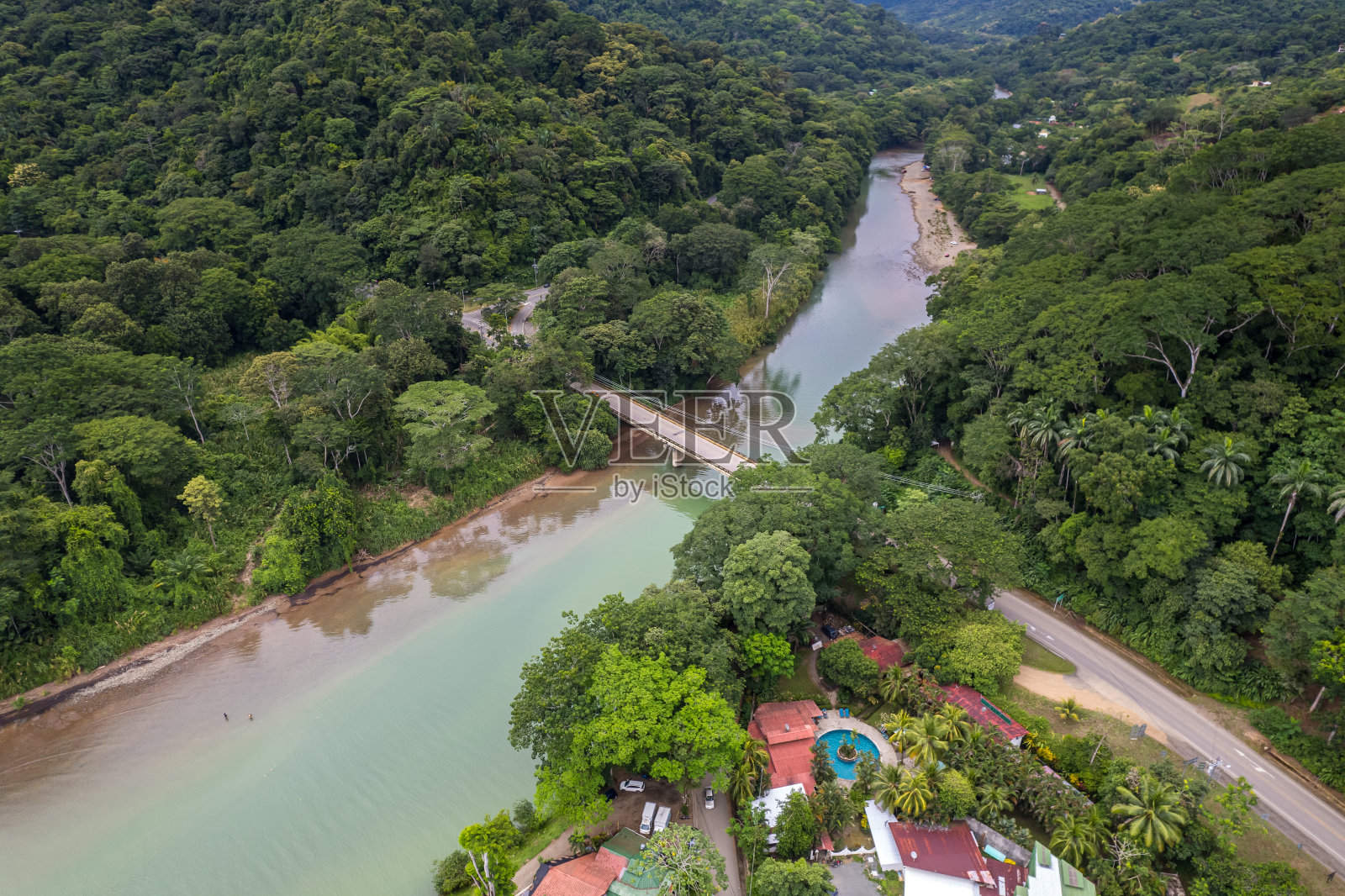 美丽的鸟瞰图多米尼克海滩和巴鲁河在哥斯达黎加照片摄影图片