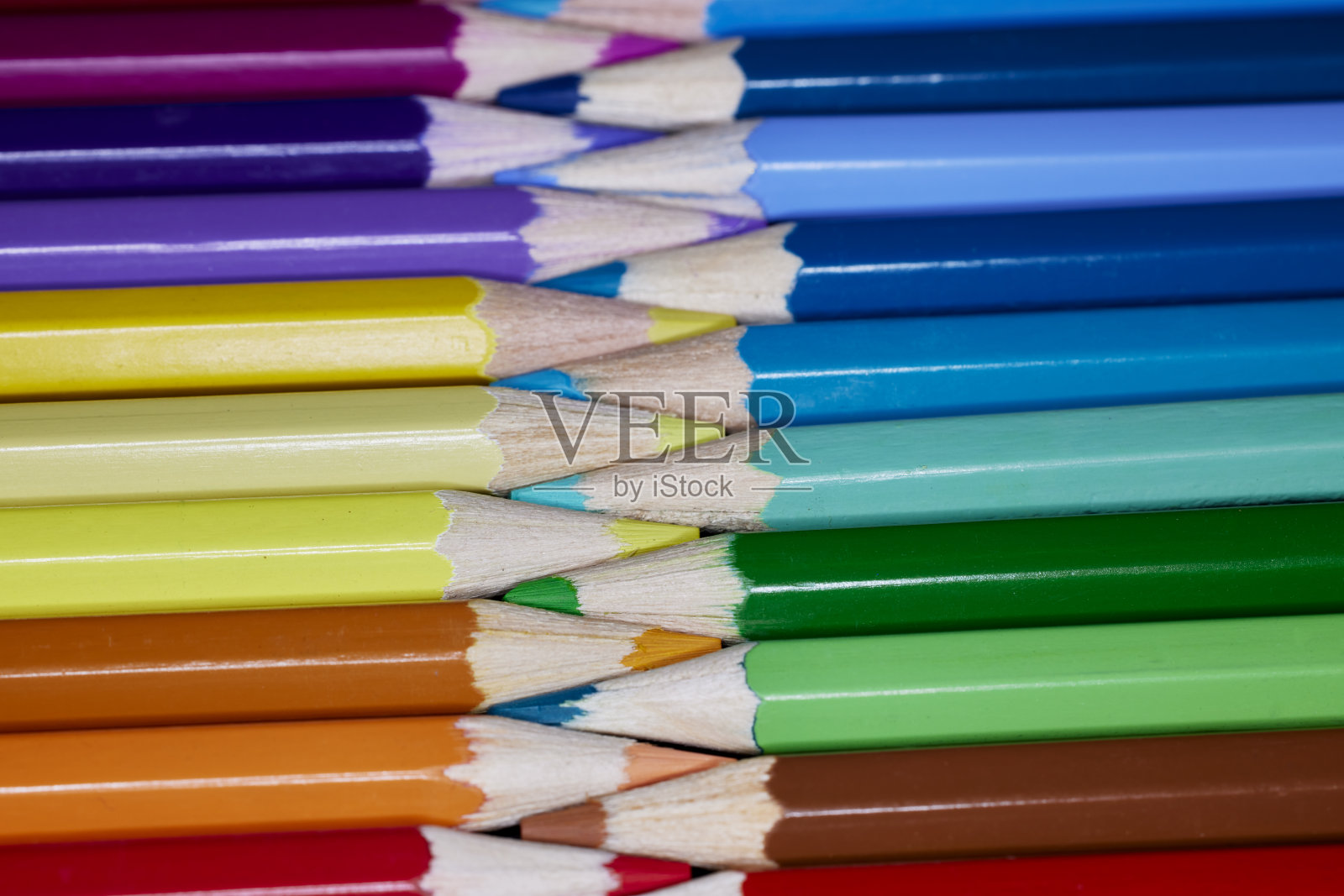 一排排列在一起的彩色铅笔照片摄影图片