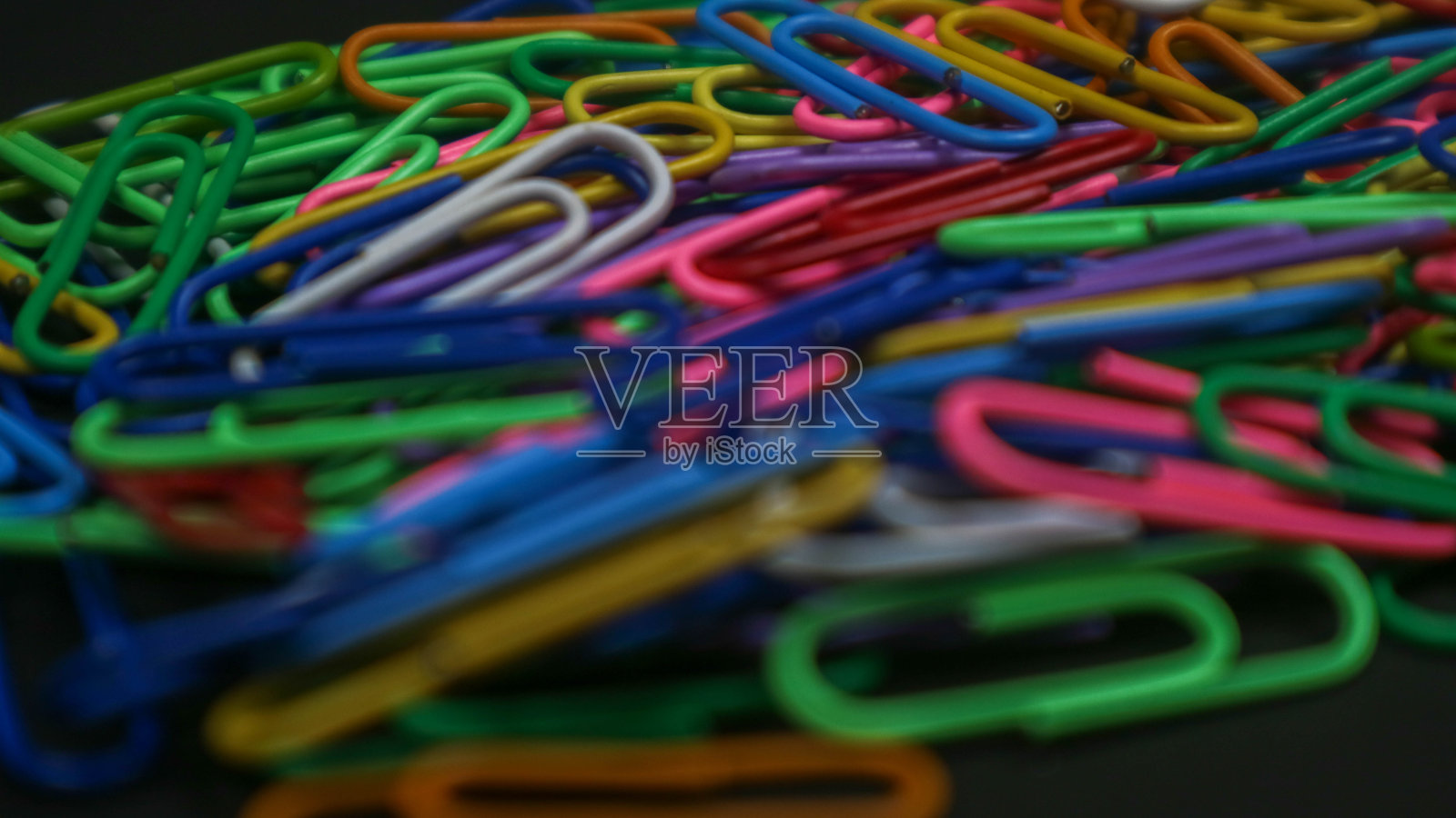 在黑色背景上孤立的回形针照片摄影图片