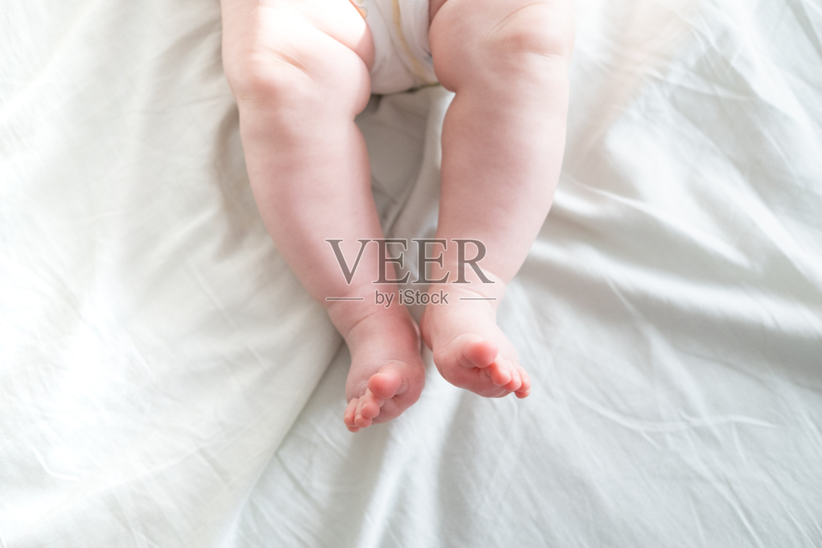 新生儿小脚的特写照片摄影图片