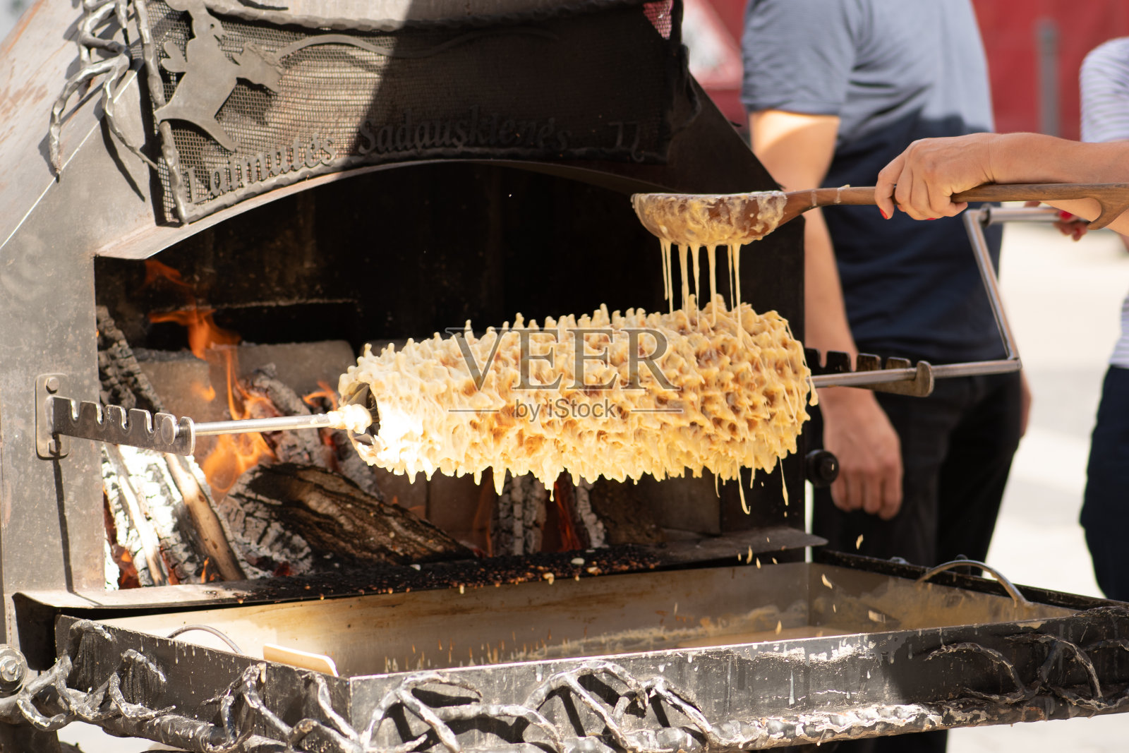初级阶段准备的树蛋糕，立陶宛šakotis，波兰sękacz，白俄罗斯bankucha，德国baumkuchen照片摄影图片