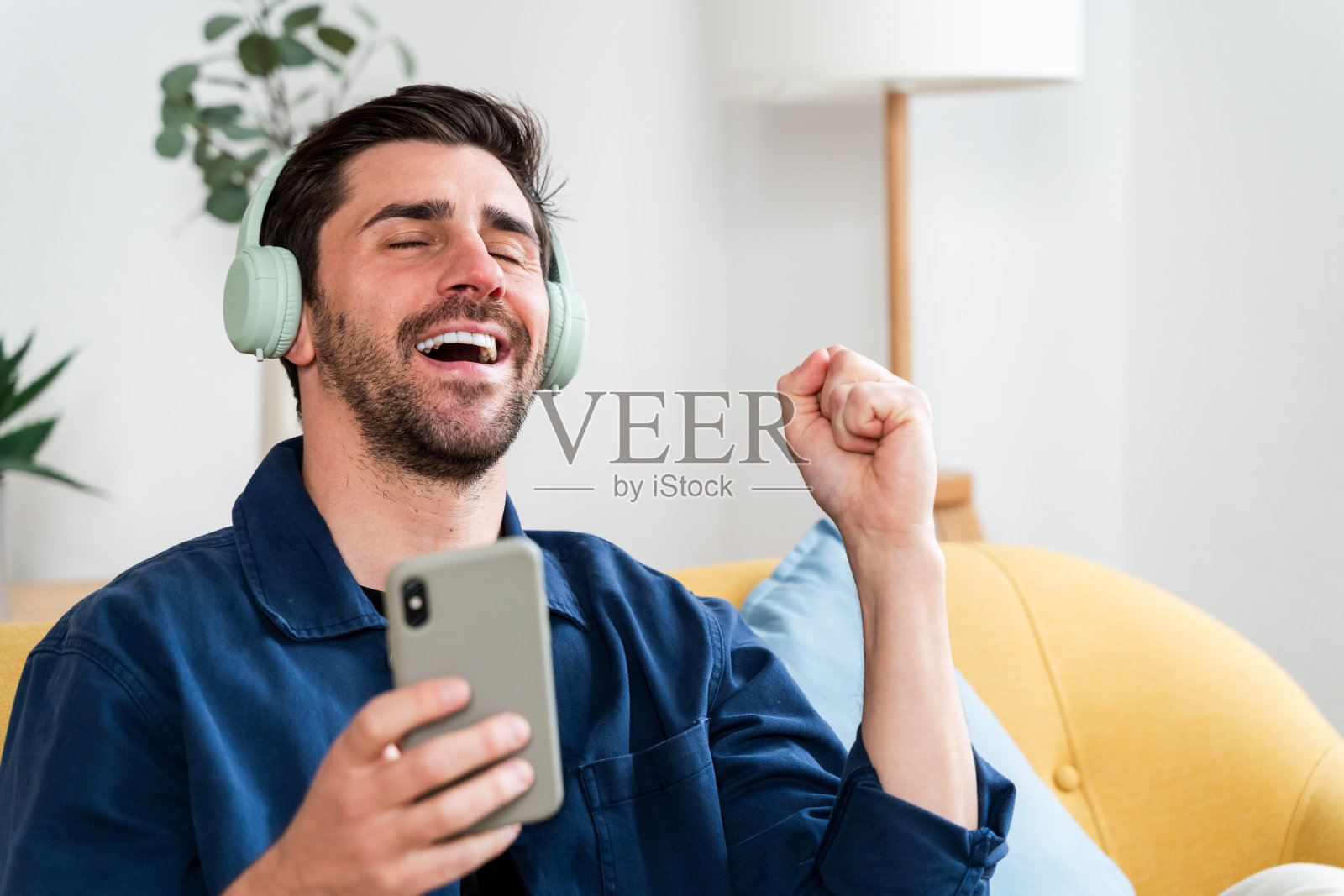 戴着耳机享受音乐的快乐男人照片摄影图片