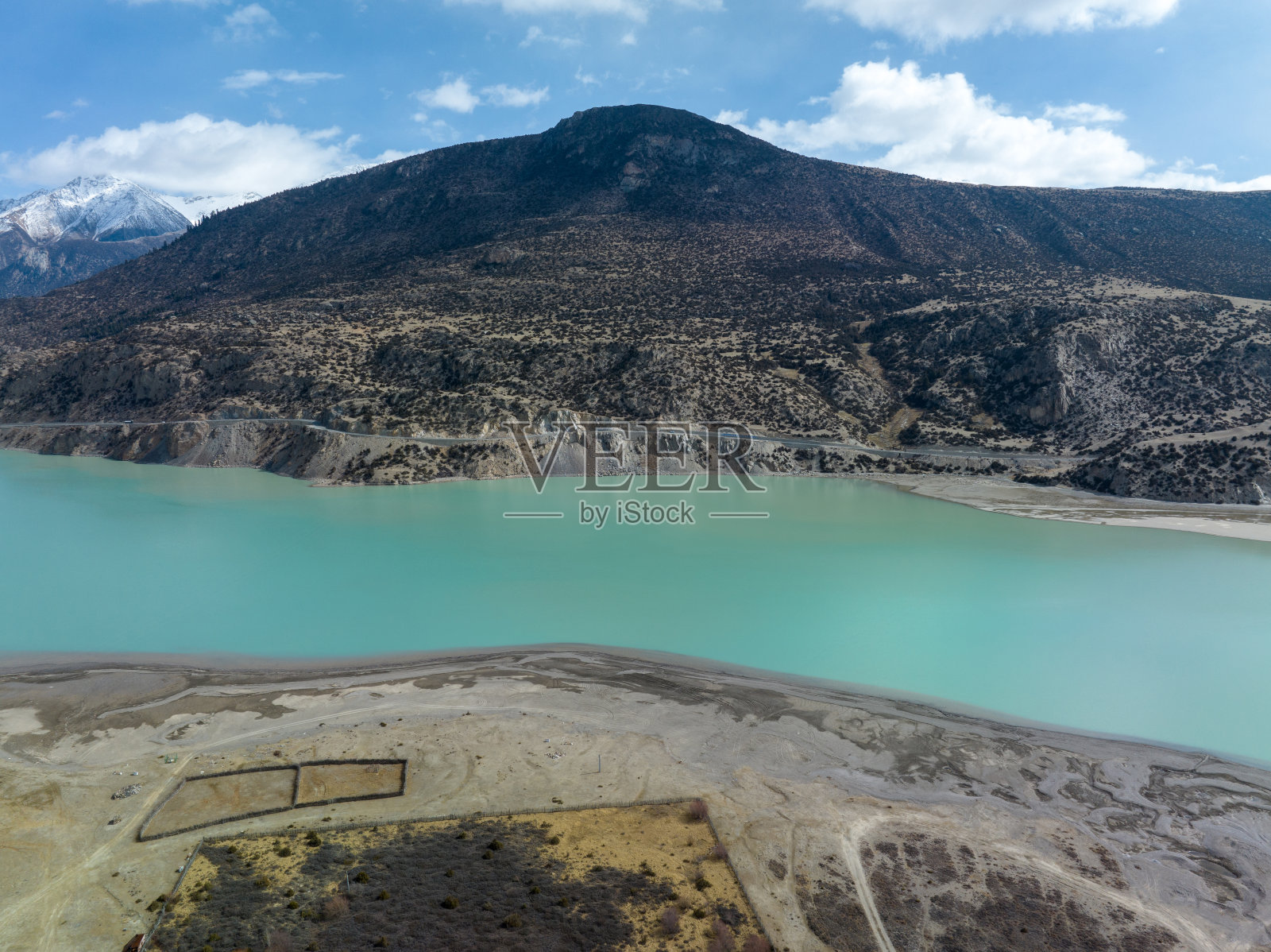 鸟瞰中国西藏美丽的雪山和湖泊照片摄影图片