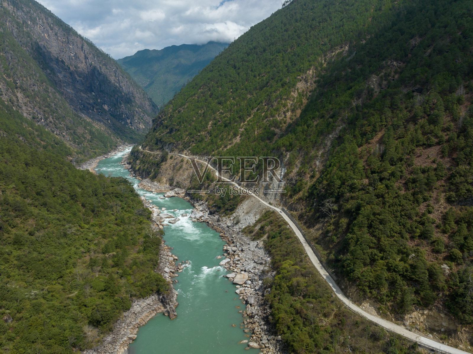 鸟瞰中国西藏美丽的森林山景照片摄影图片