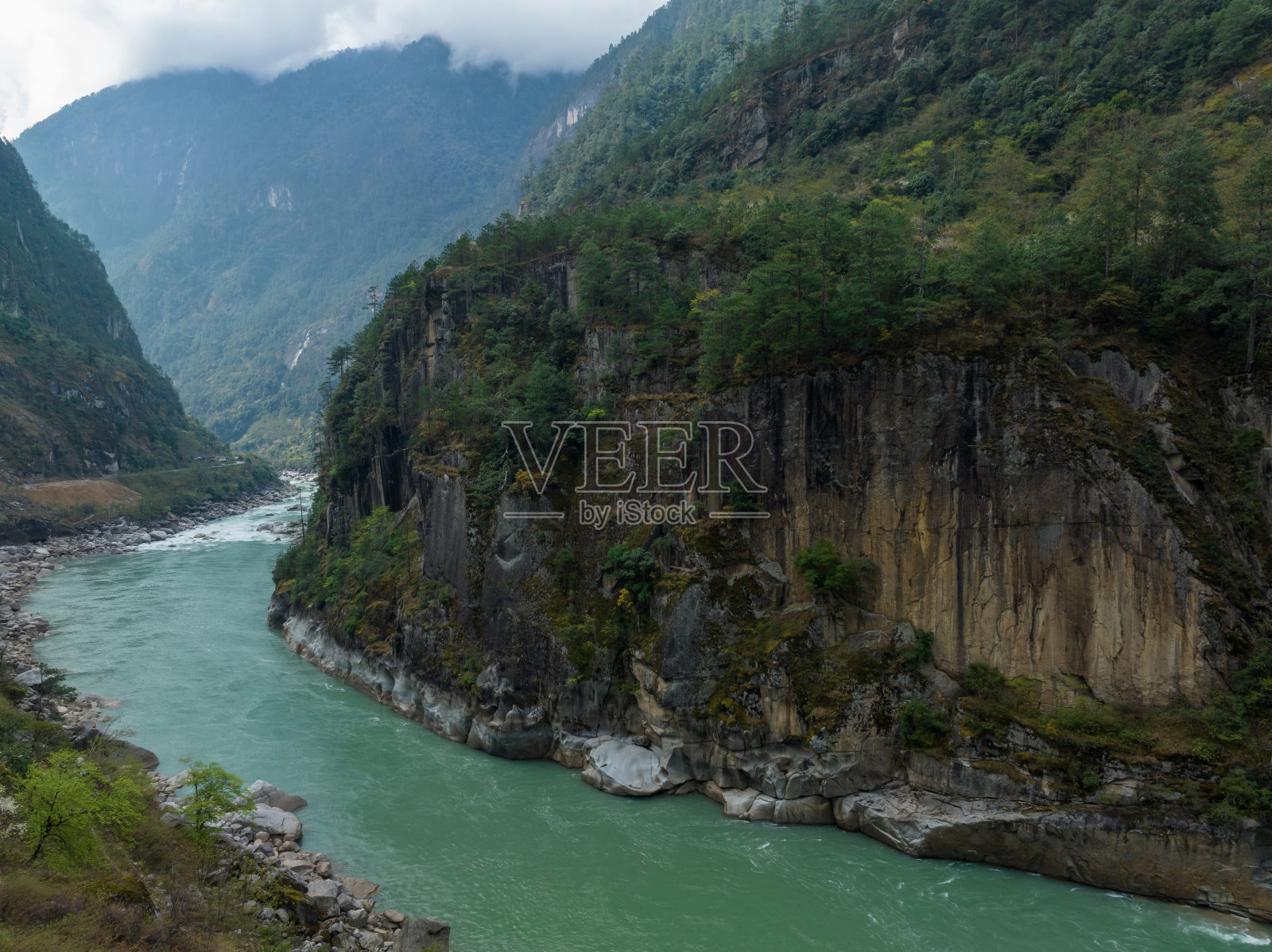 鸟瞰中国西藏美丽的森林山景照片摄影图片